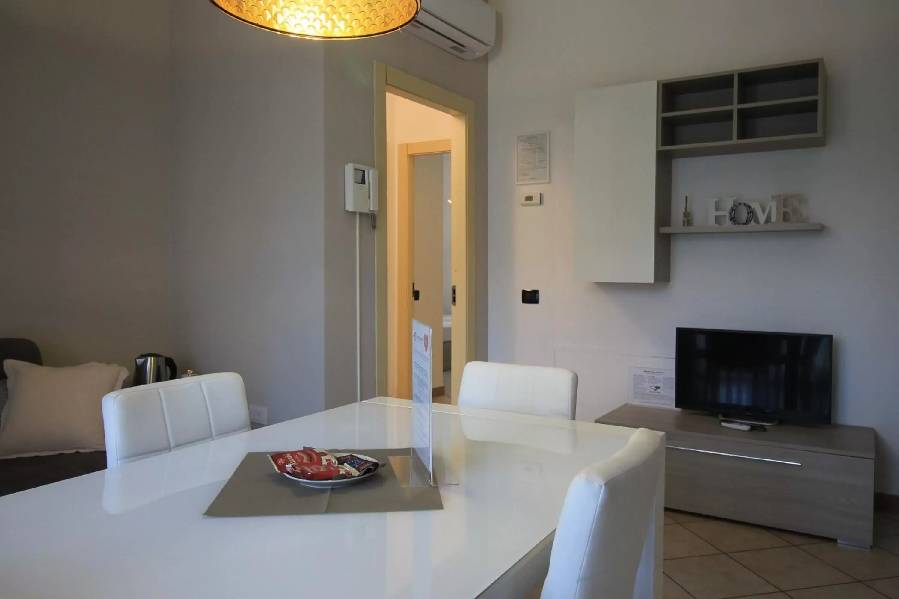 TV and multimedia, Dining Area in HQ Aparthotel Milano Inn - Smart Suites