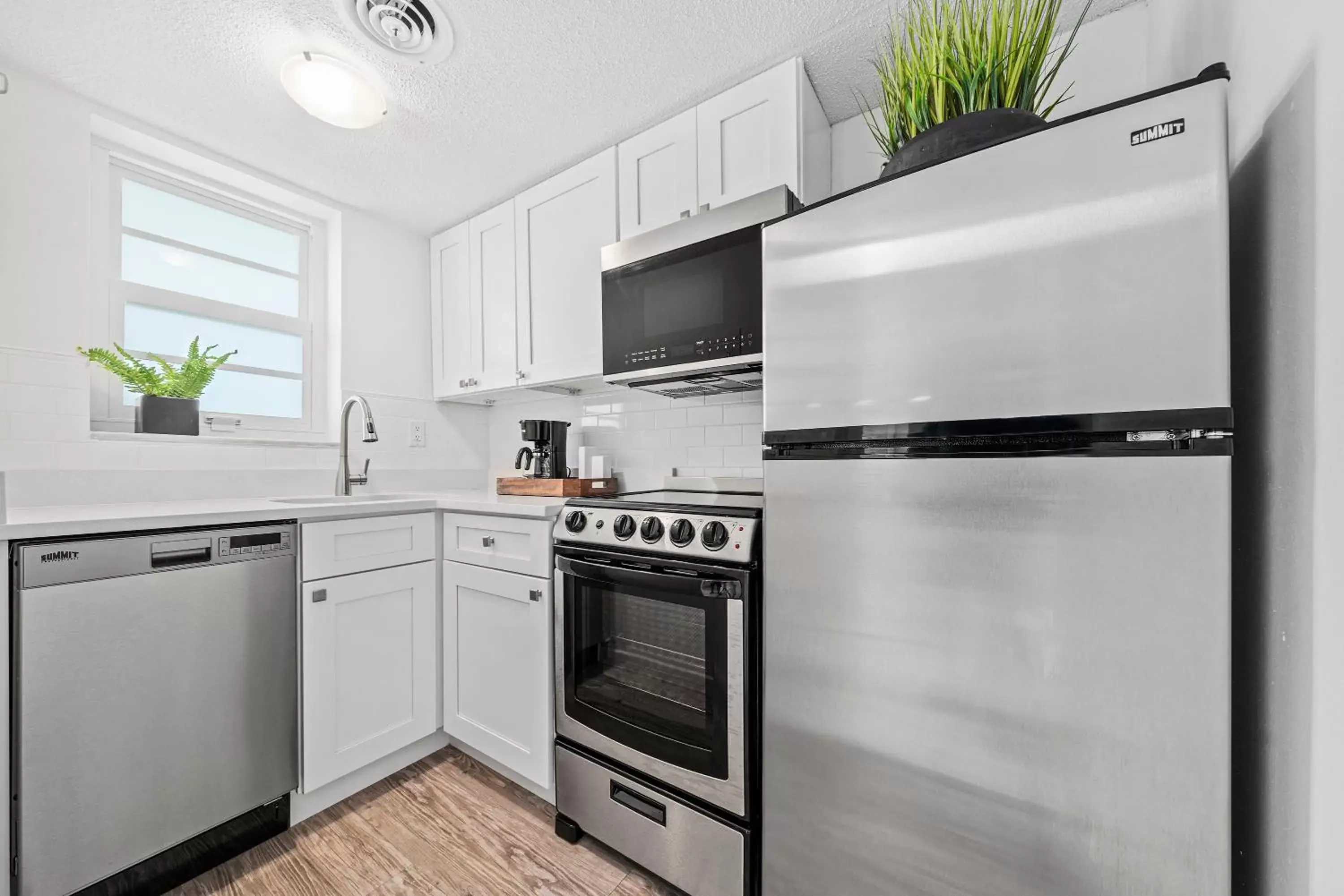 Kitchen/Kitchenette in The Ambassador Hotel