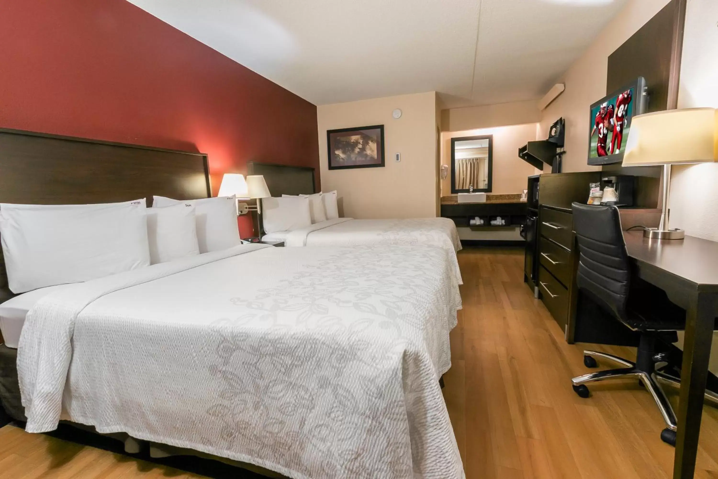 Bedroom, Bed in Red Roof Inn PLUS+ Washington DC - Alexandria Bedroom, Bed in Red Roof Inn PLUS+ Washington DC - Alexandria