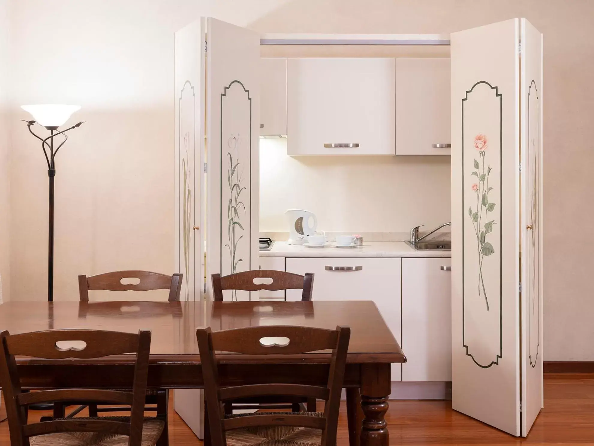 Kitchen or kitchenette, Dining Area in Parco Termale di Villa Dei Cedri