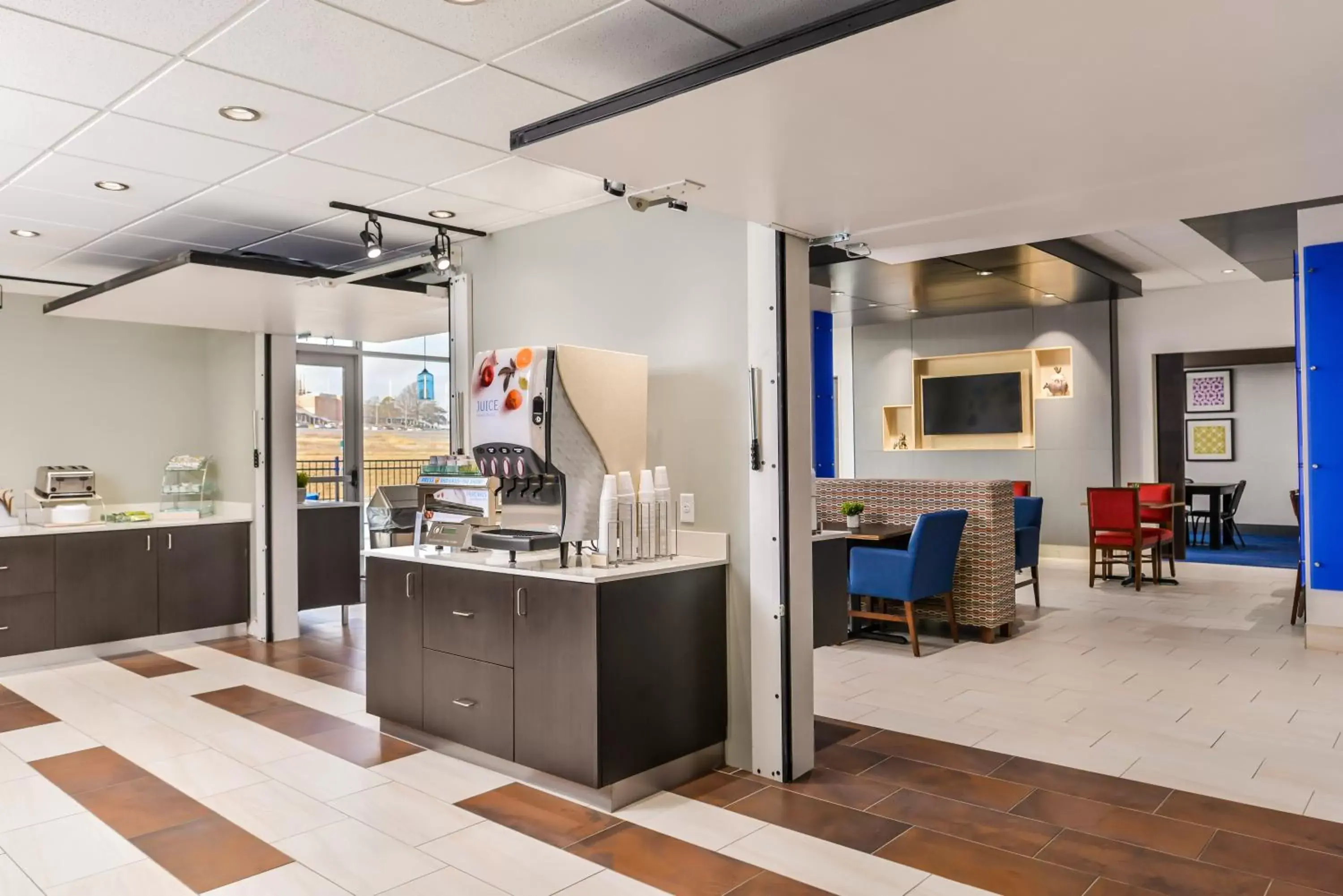 Photo of the whole room, Kitchen/Kitchenette in Holiday Inn Express & Suites - Kansas City - Lee's Summit, an IHG Hotel