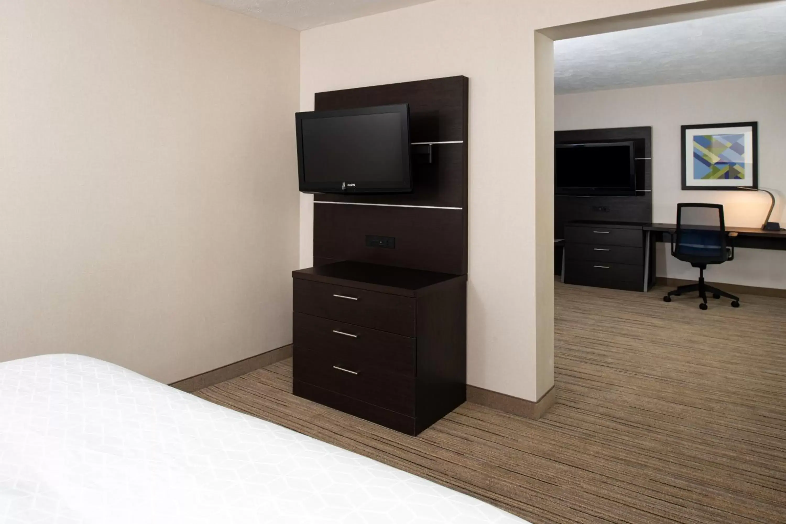 Bedroom, TV/Entertainment Center in Holiday Inn Express Cincinnati West, an IHG Hotel