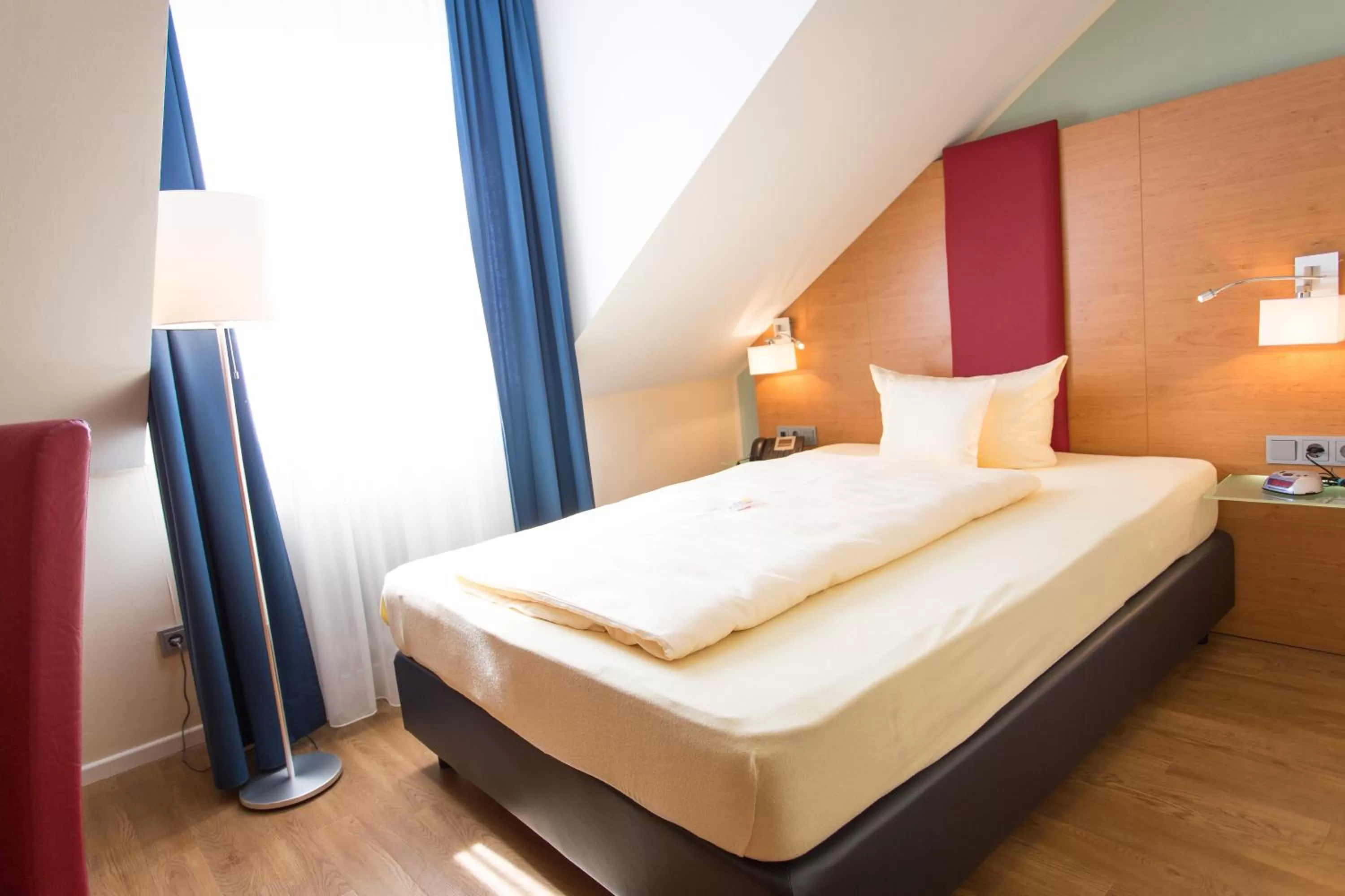 Photo of the whole room, Bed in Hotel National Düsseldorf (Superior)