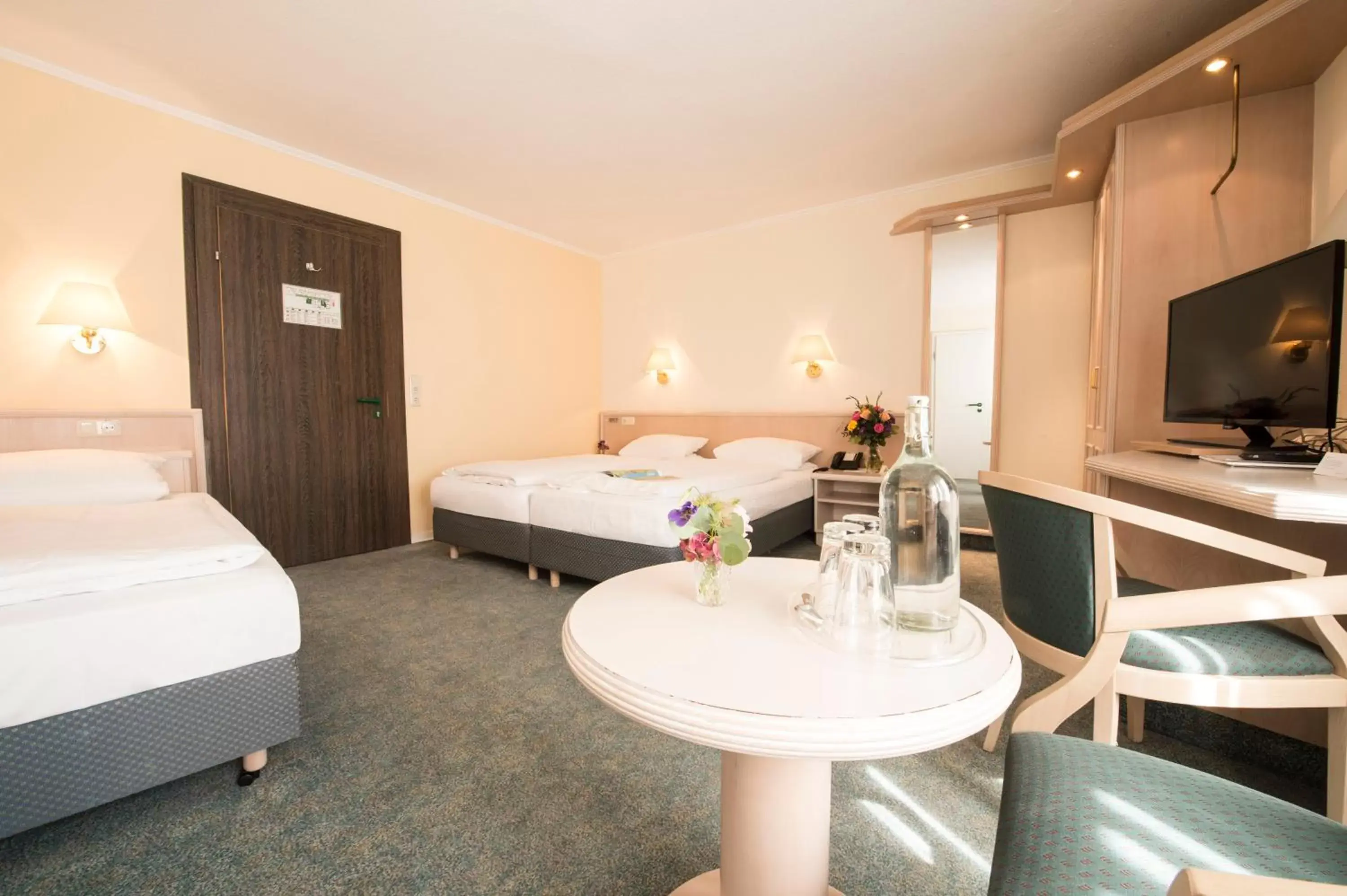 Photo of the whole room in Hotel Traube Rüdesheim Photo of the whole room in Hotel Traube Rüdesheim