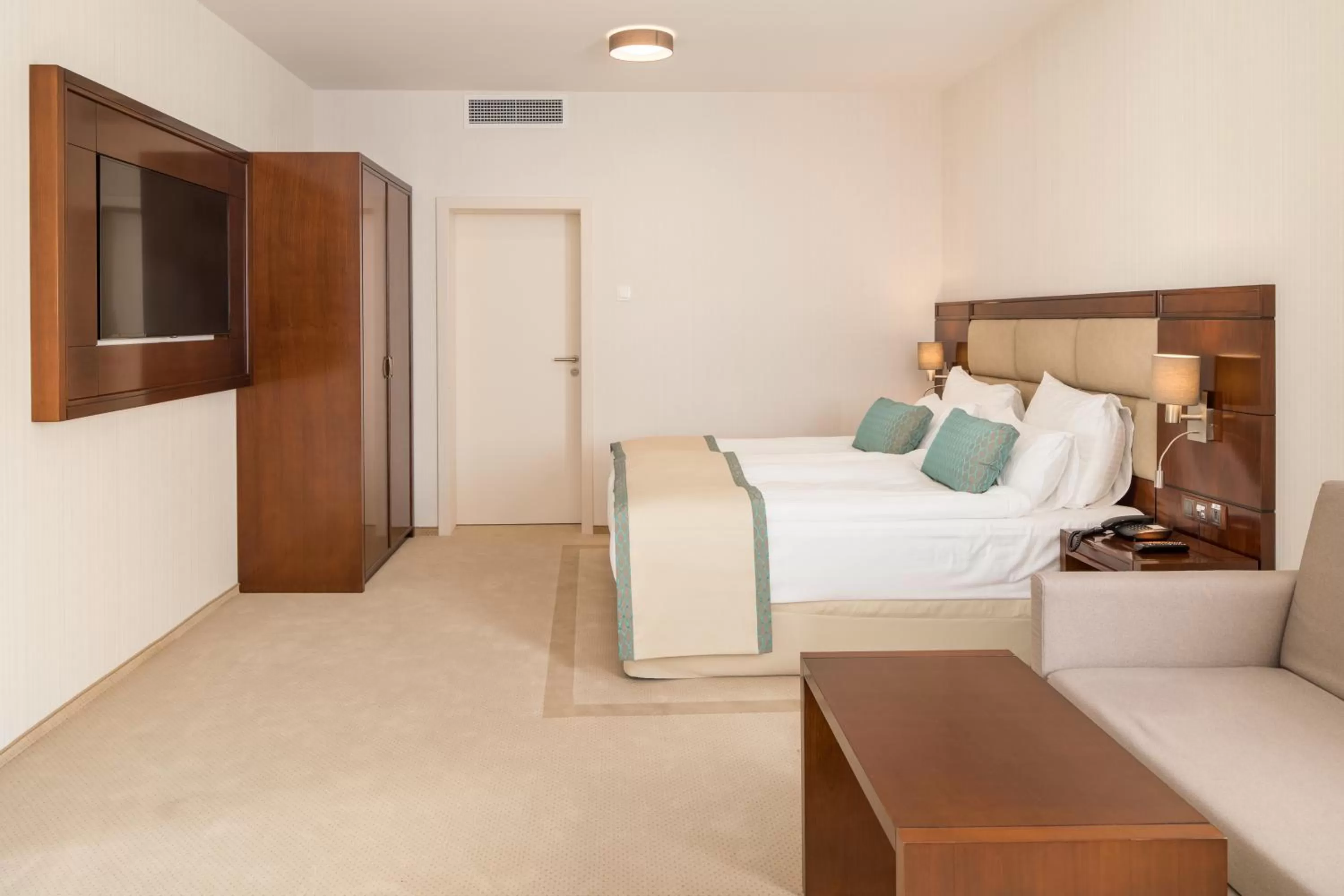 Photo of the whole room, Bed in Concorde Old Bucharest Hotel