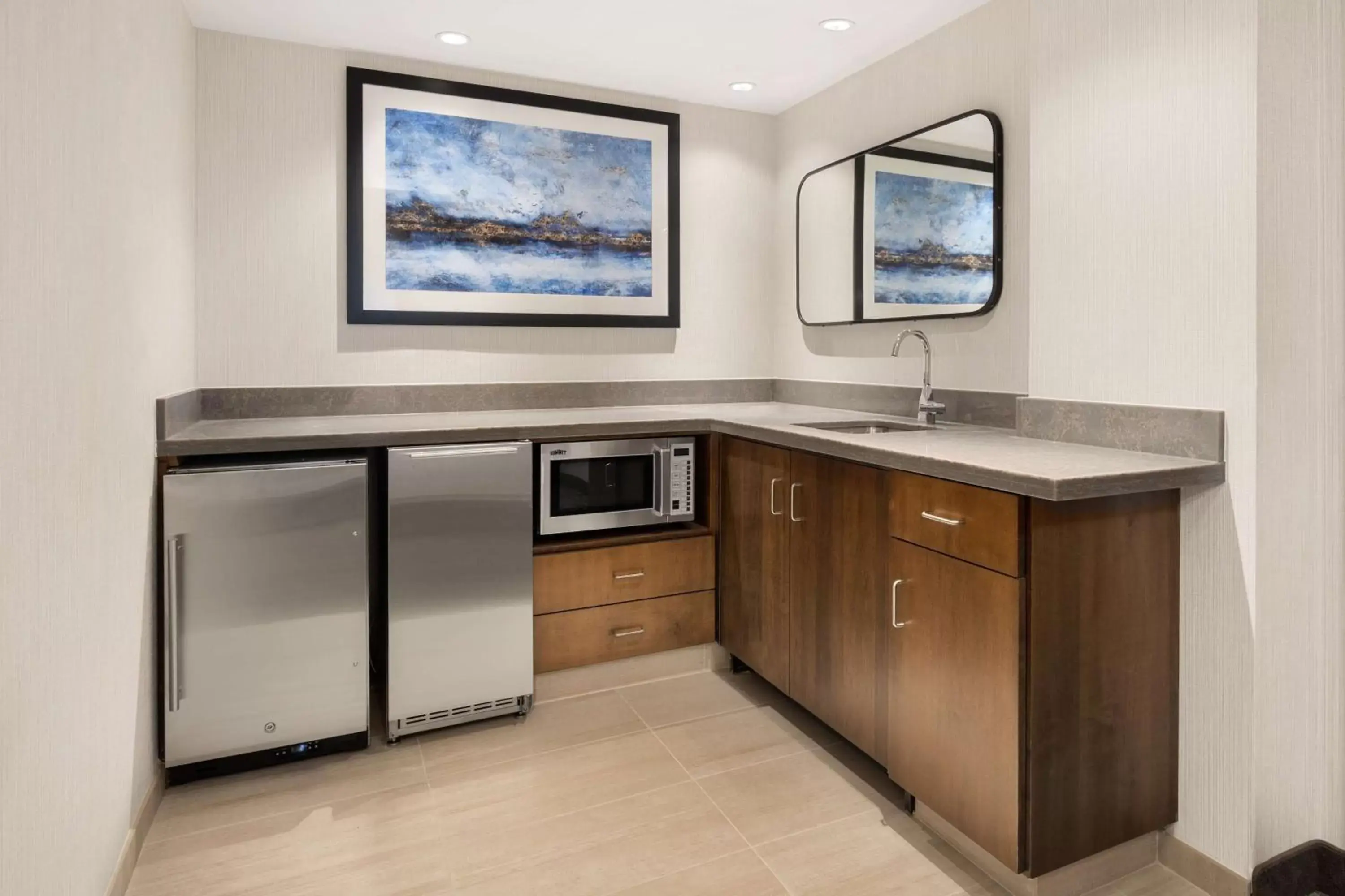 Photo of the whole room, Kitchen/Kitchenette in Embassy Suites by Hilton Portland Airport