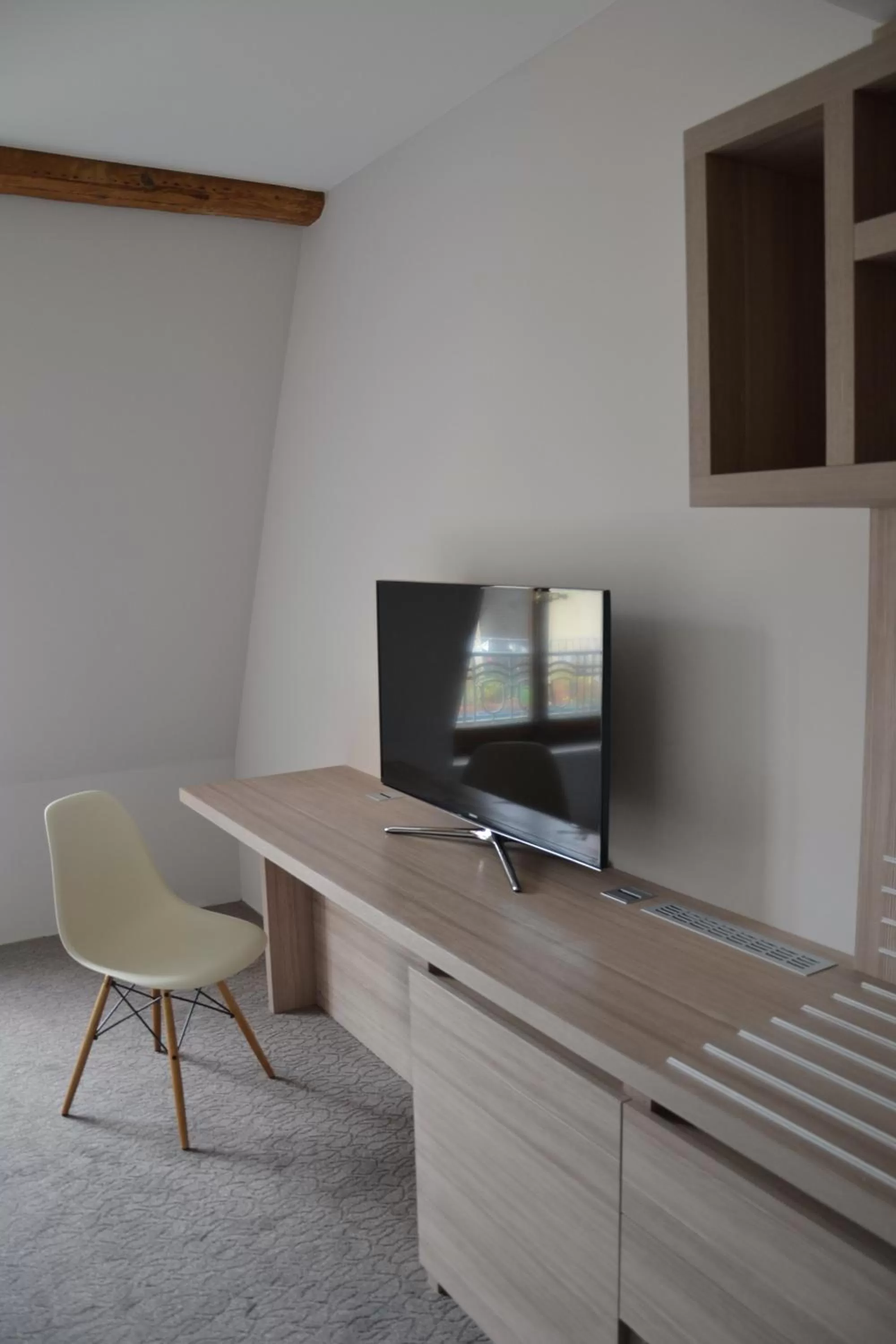 TV and multimedia in Hôtel des Voyageurs Boutique