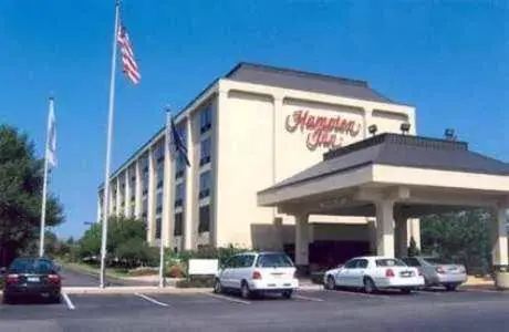 Facade/entrance, Property Building in Hampton Inn Long Island/Commack