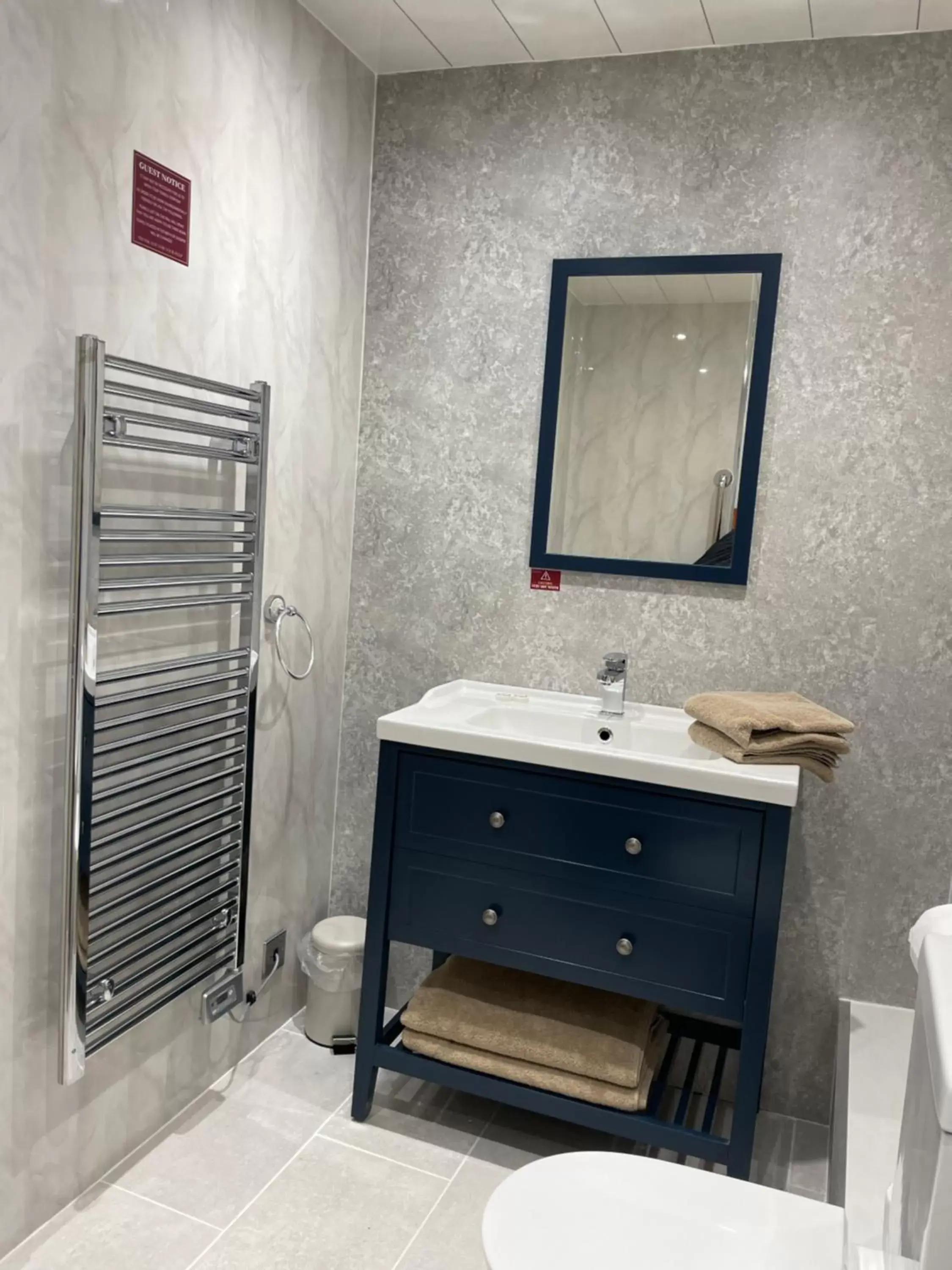 Bathroom in Claxton Hotel