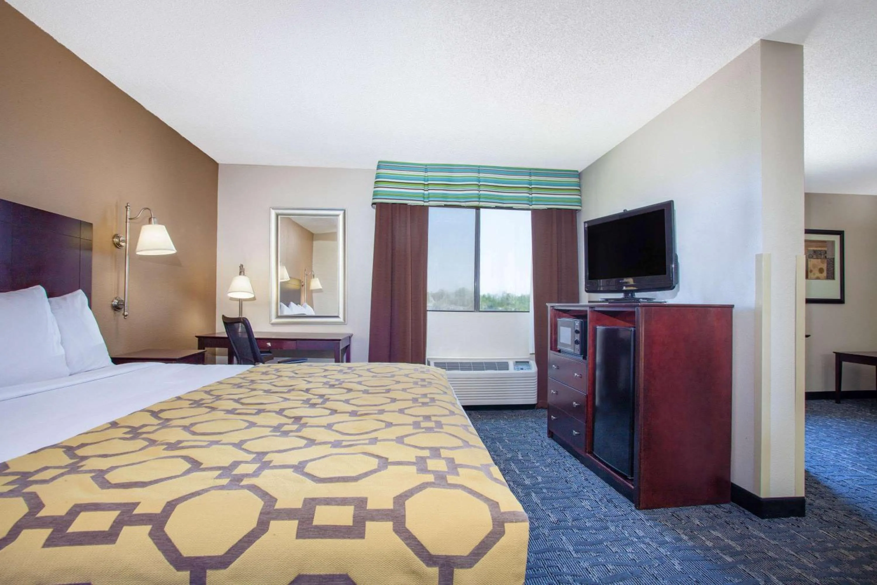 Photo of the whole room, Bed in Baymont by Wyndham Saraland