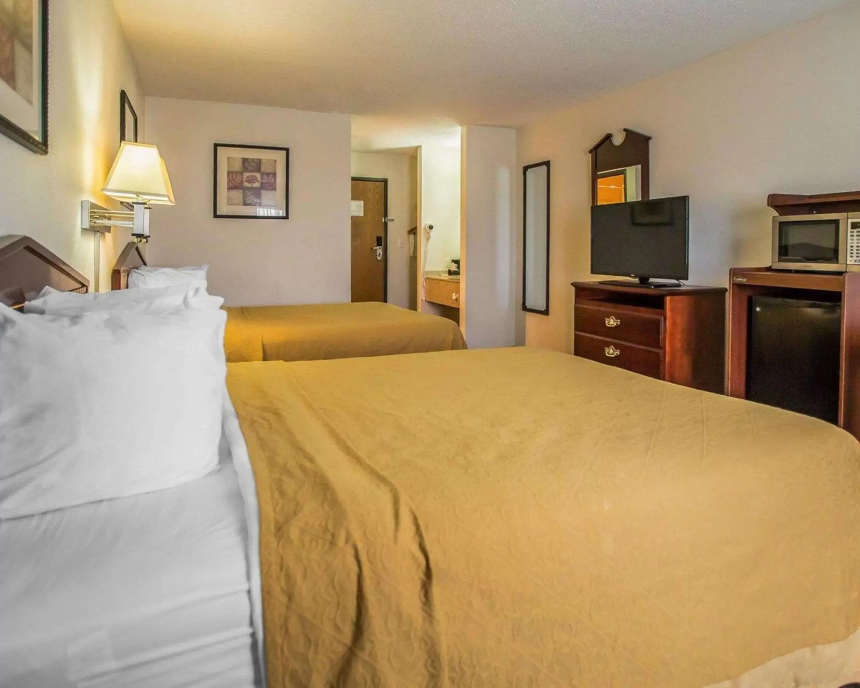 Photo of the whole room, Bed in Quality Inn Peru near Starved Rock State Park