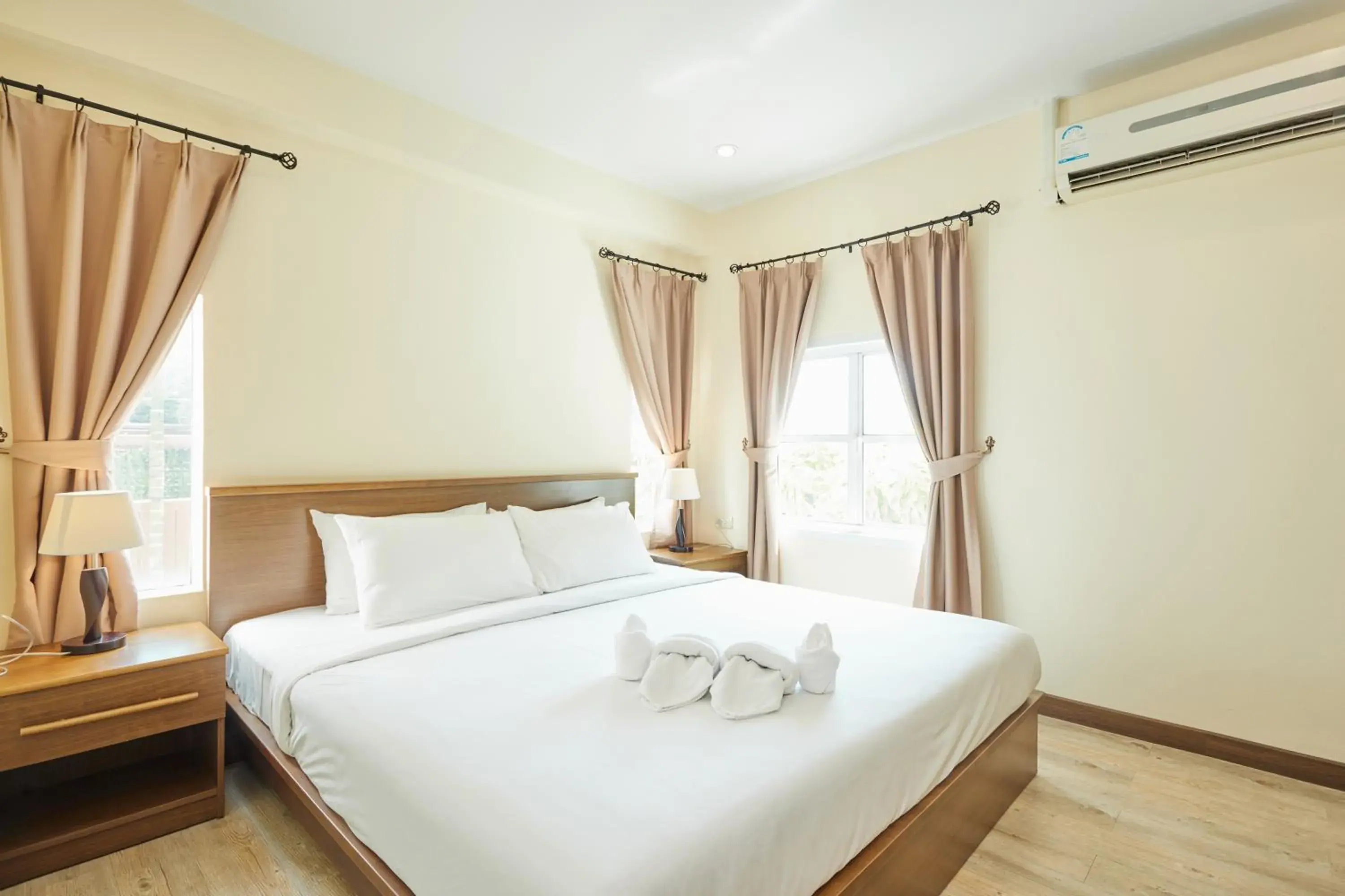 Bed in Talay Hotel & Villa