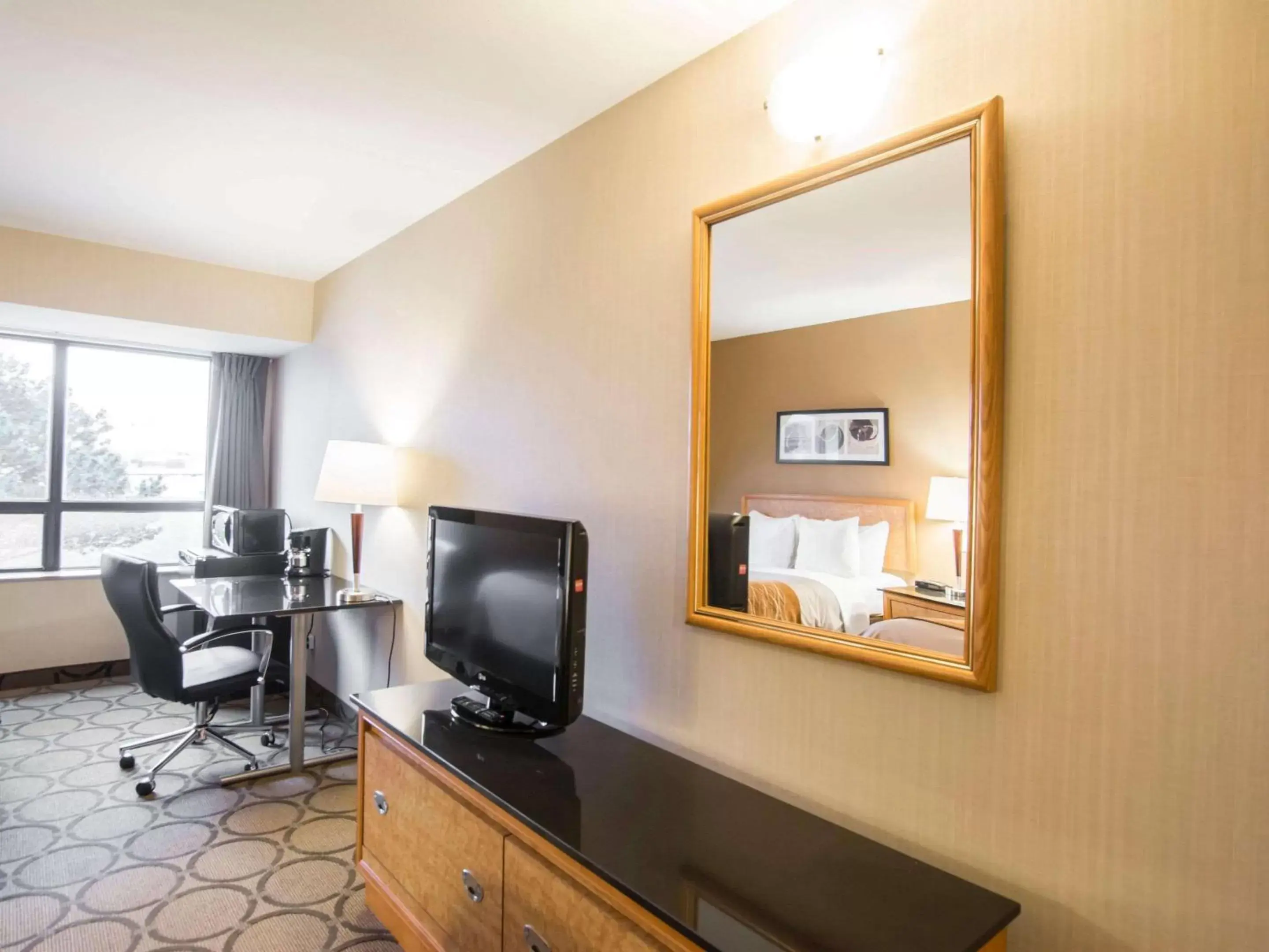 Photo of the whole room, TV/Entertainment Center in Comfort Inn Airport East