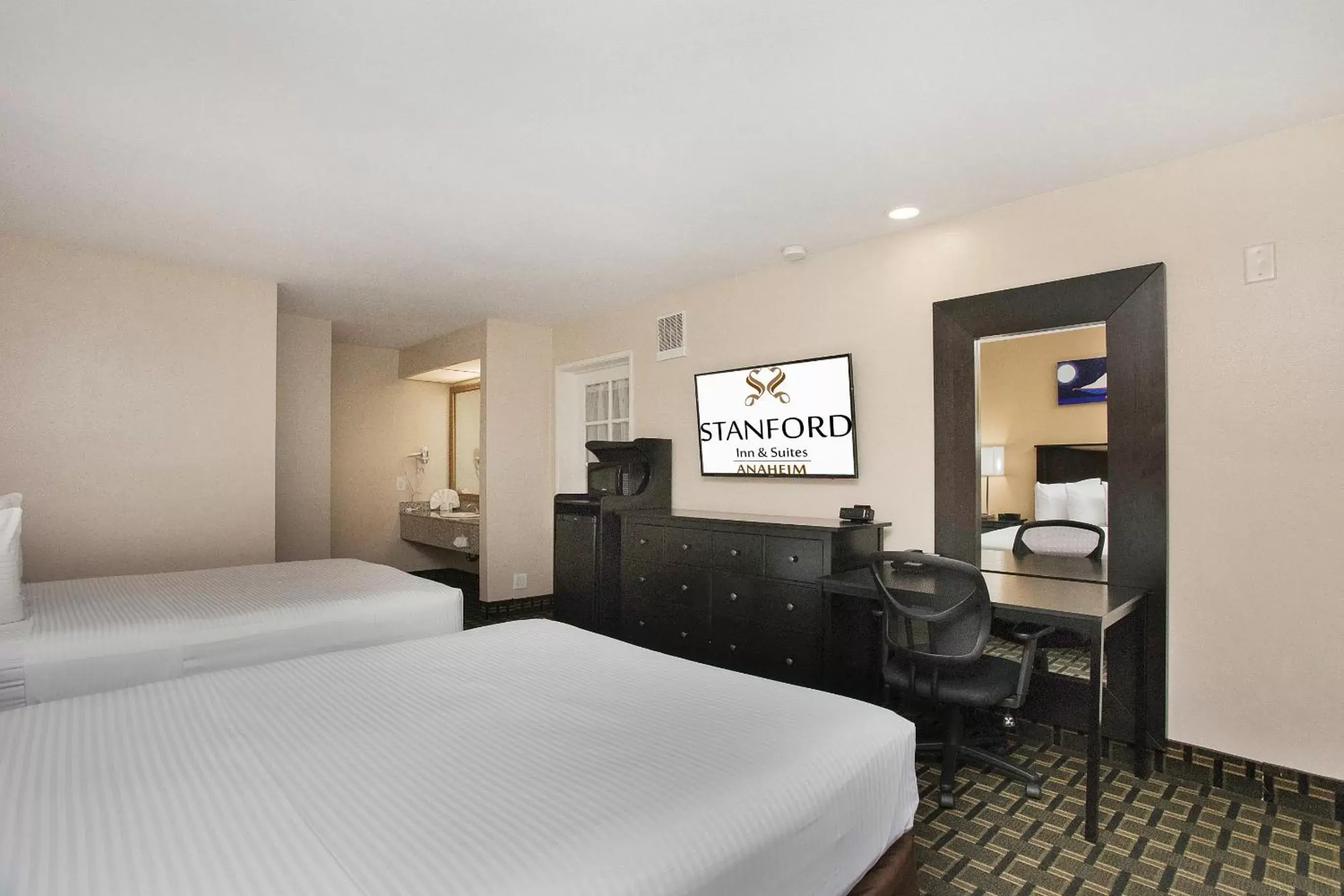 Photo of the whole room, Bed in Stanford Inn & Suites Anaheim