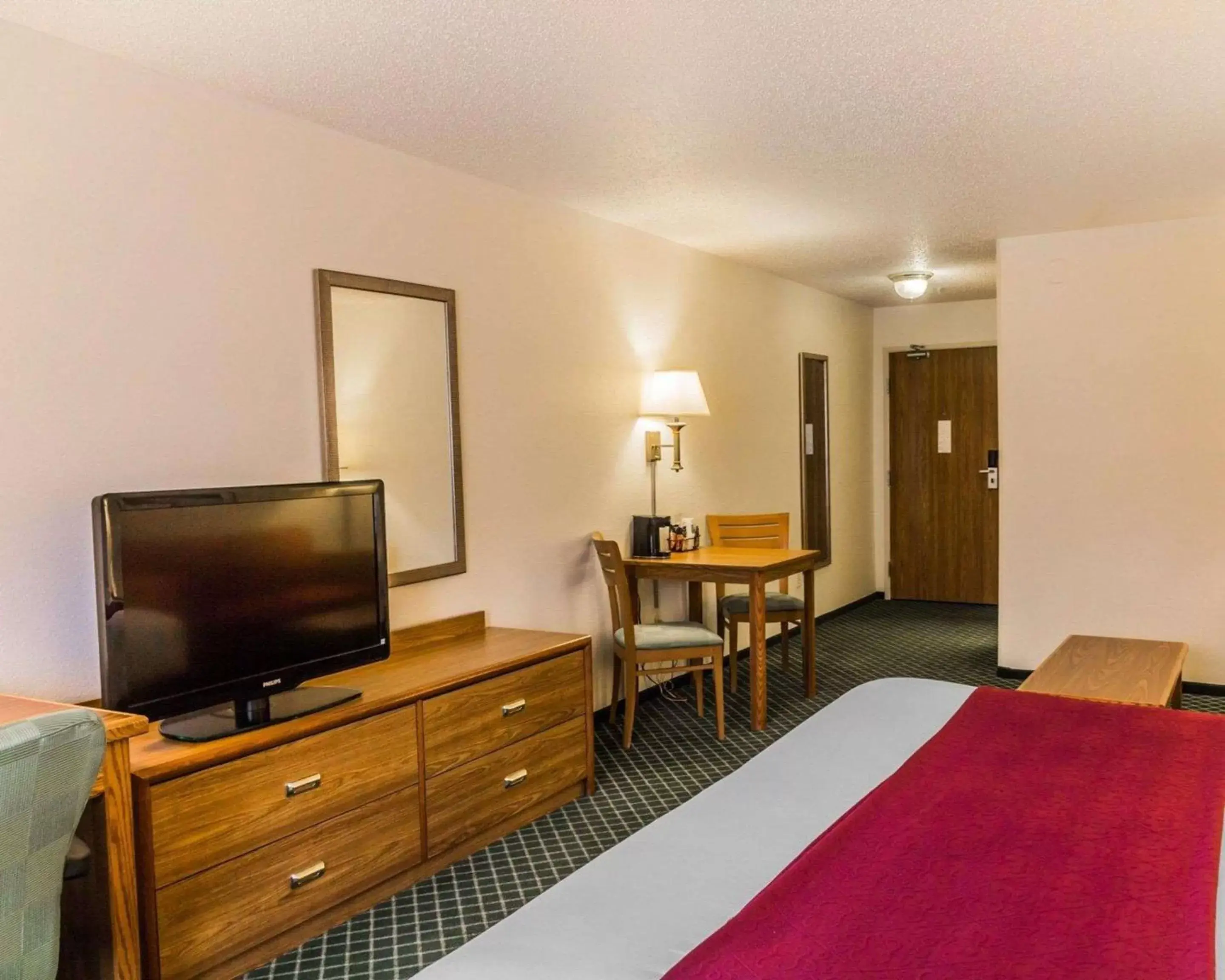 Bedroom, TV/Entertainment Center in Quality Inn & Suites Golden - Denver West
