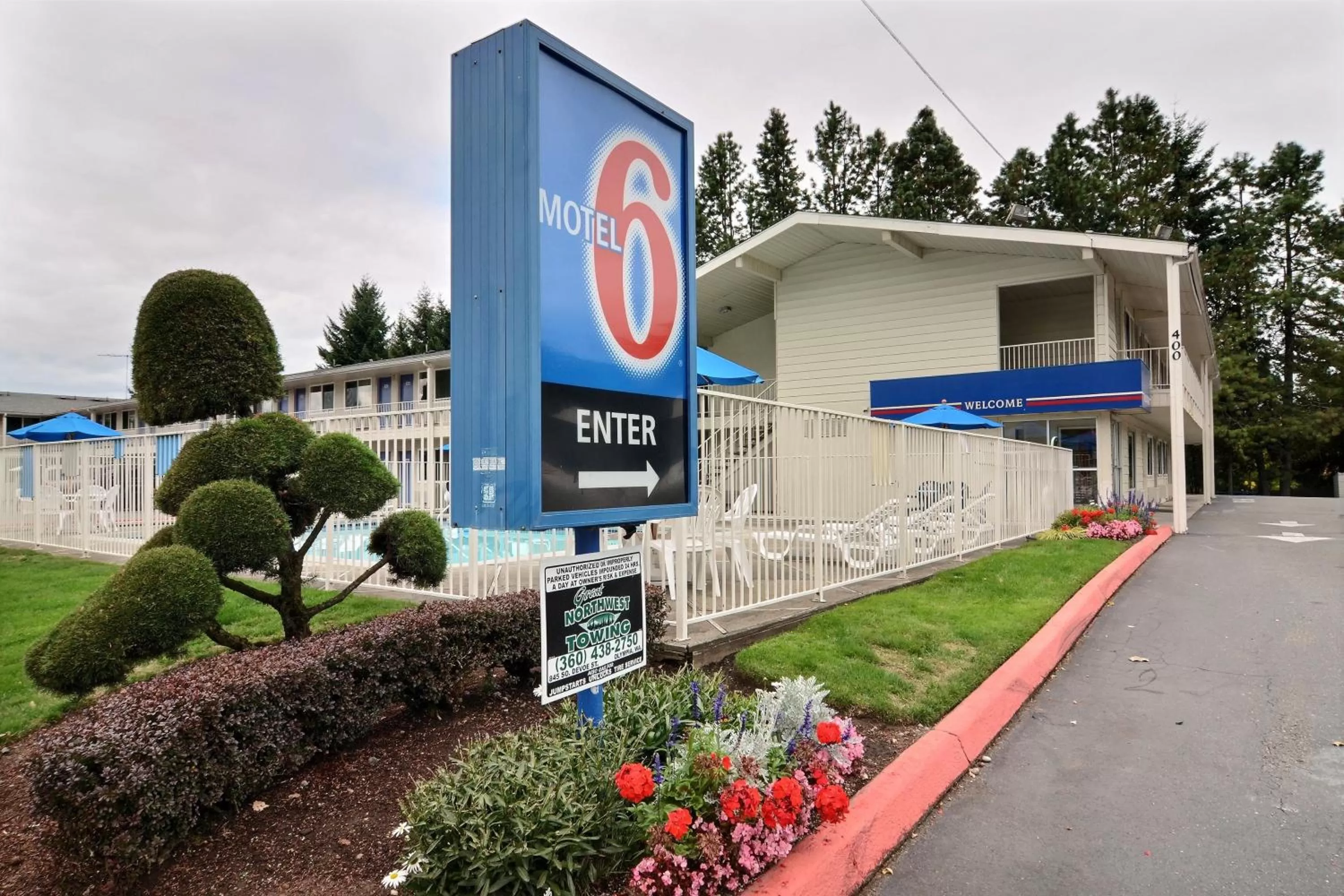 Facade/entrance in Motel 6-Tumwater, WA - Olympia
