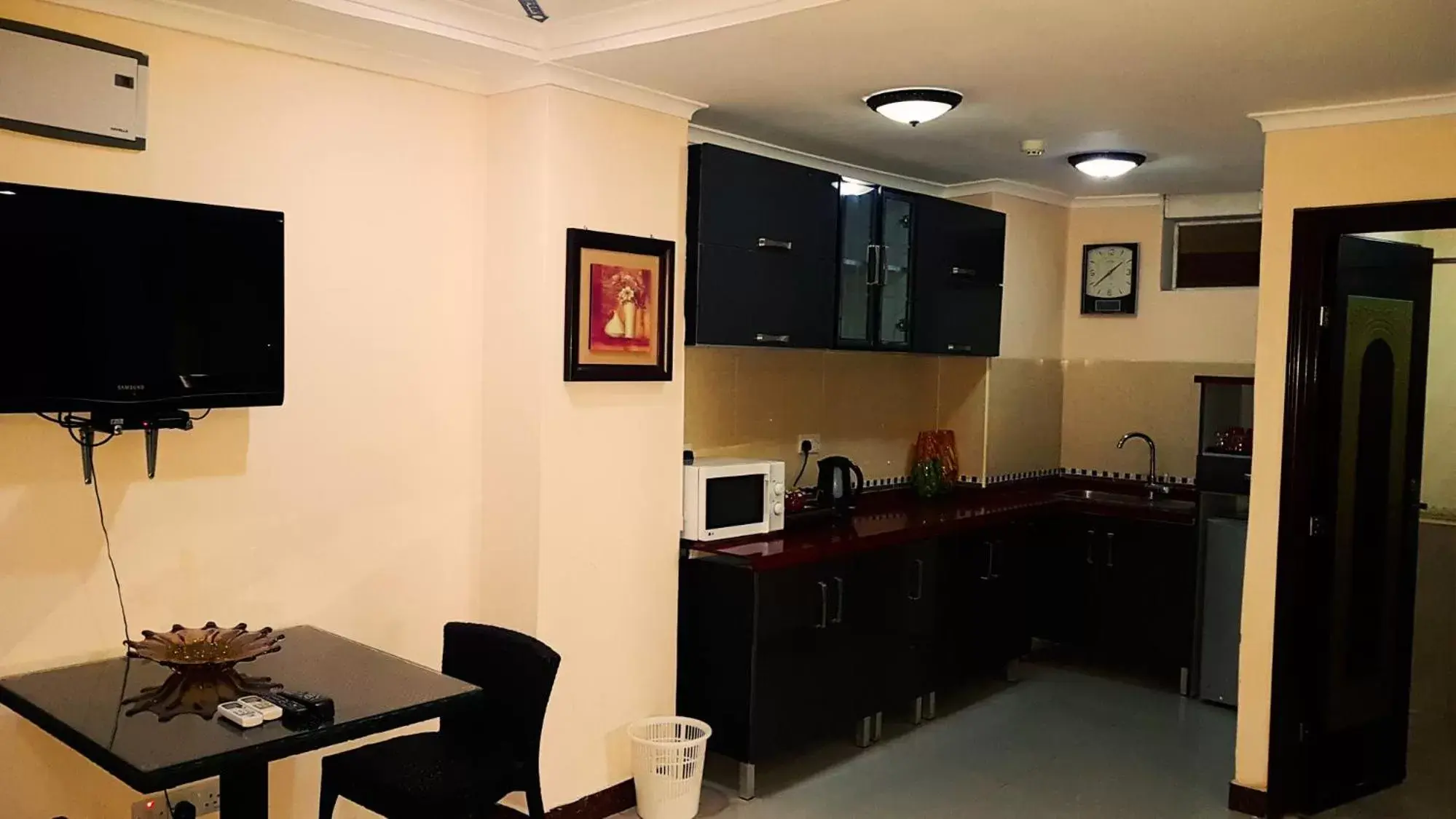 Coffee/tea facilities, Kitchen/Kitchenette in Urban Rose Hotel & Apartments