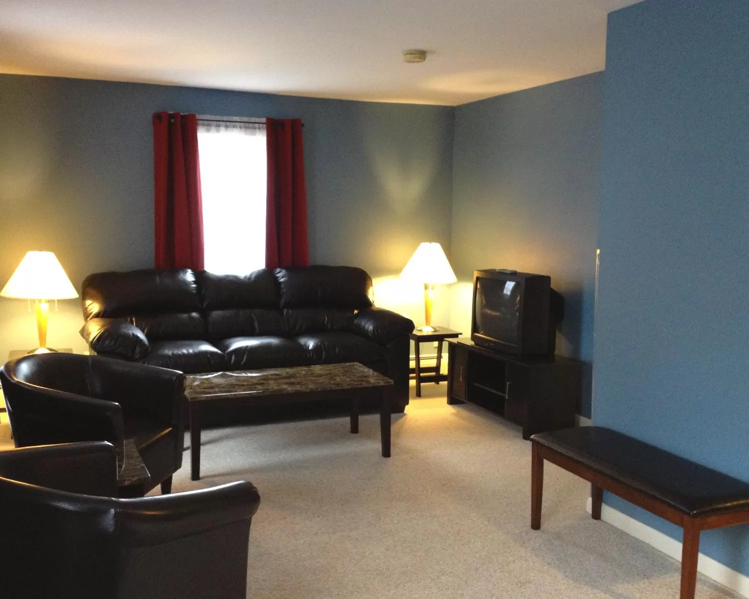 TV and multimedia in Vinehurst Inn & Suites