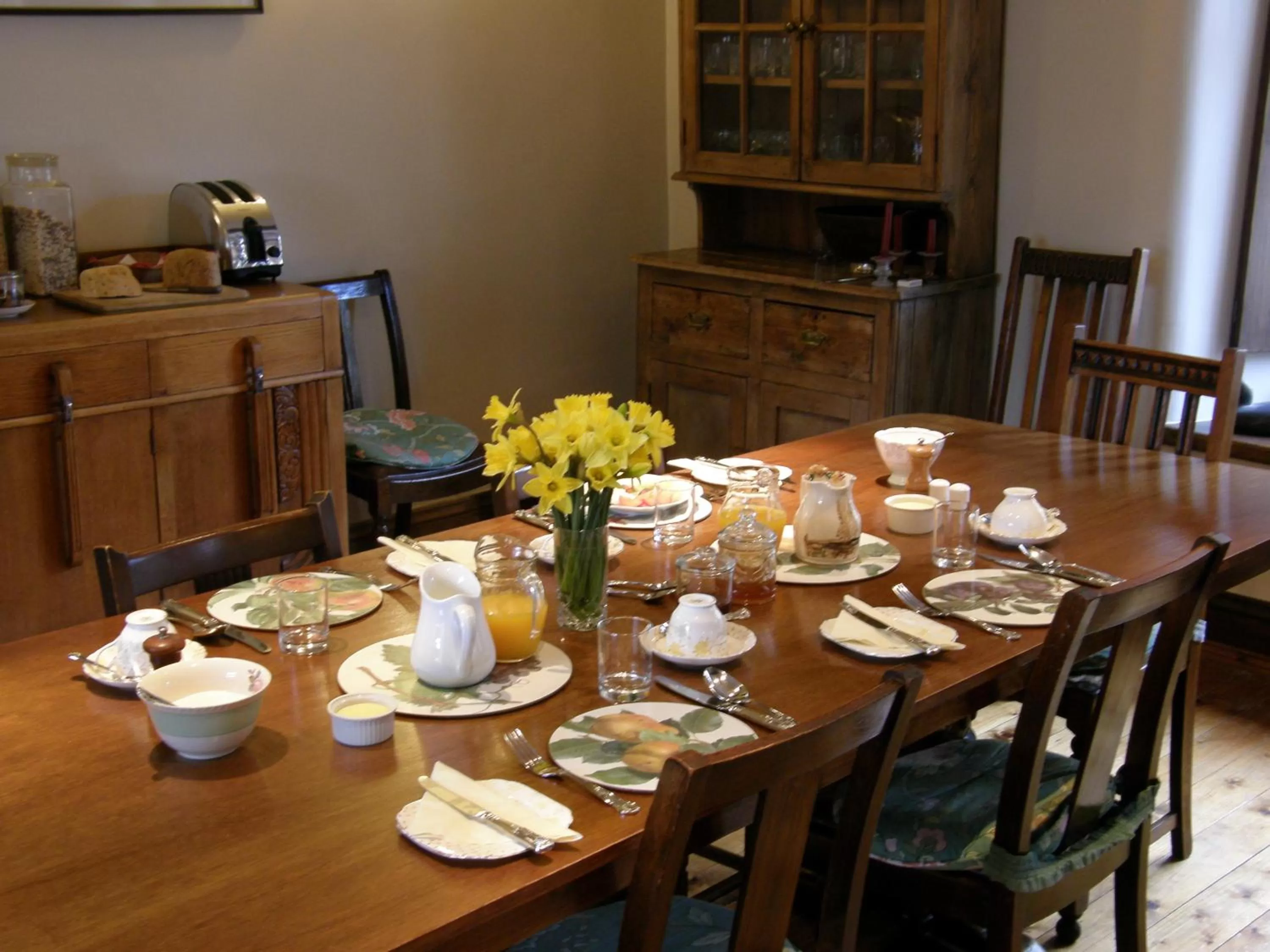 Breakfast in Lea House Bed and Breakfast