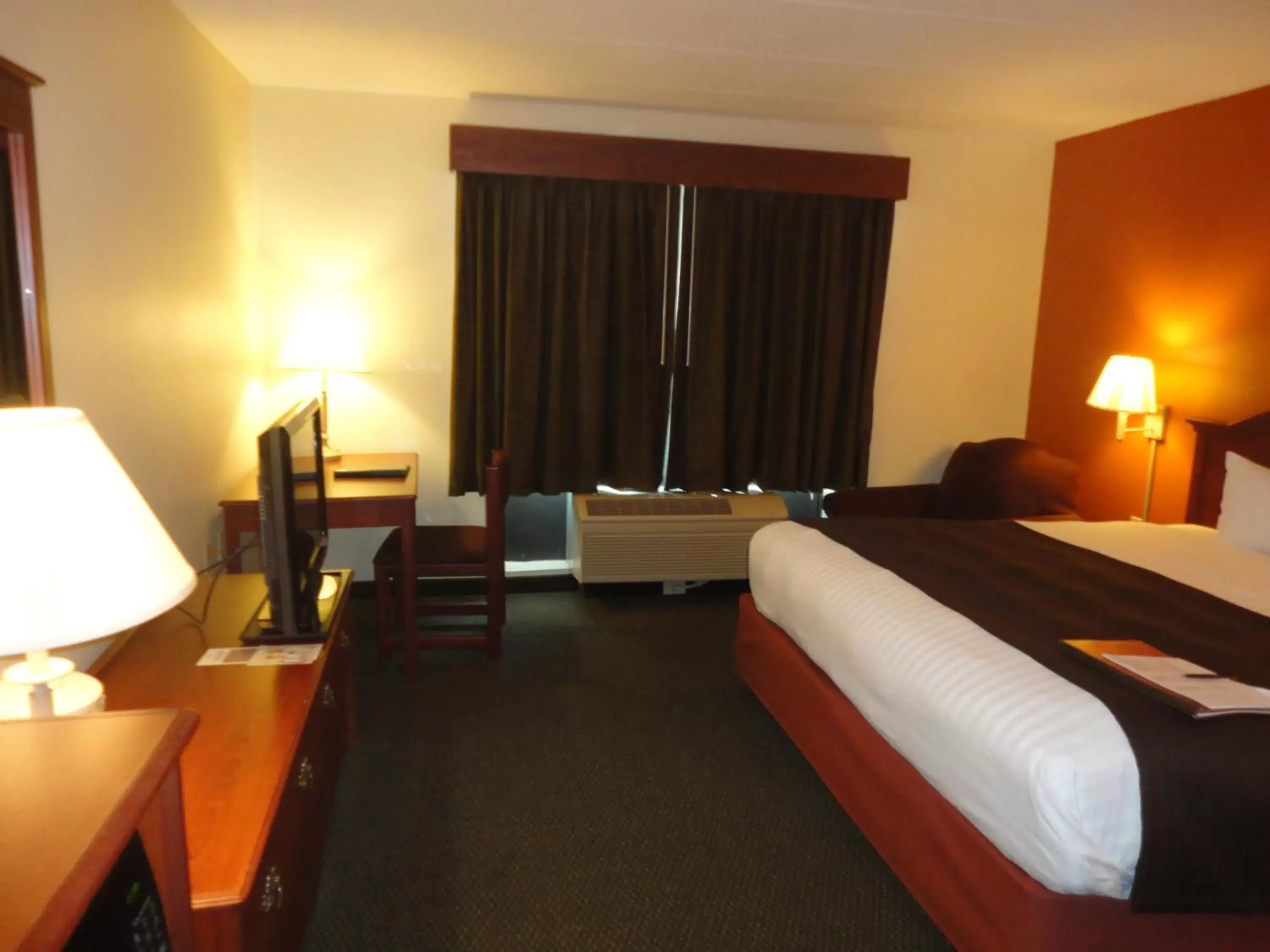 Bed in AmericInn by Wyndham Ottumwa