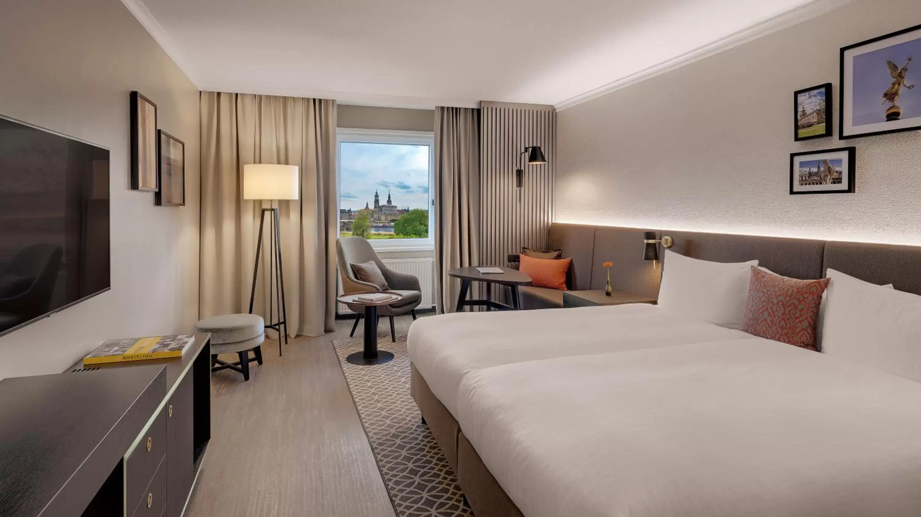 View (from property/room), Bed in Bilderberg Bellevue Hotel Dresden View (from property/room), Bed in Bilderberg Bellevue Hotel Dresden