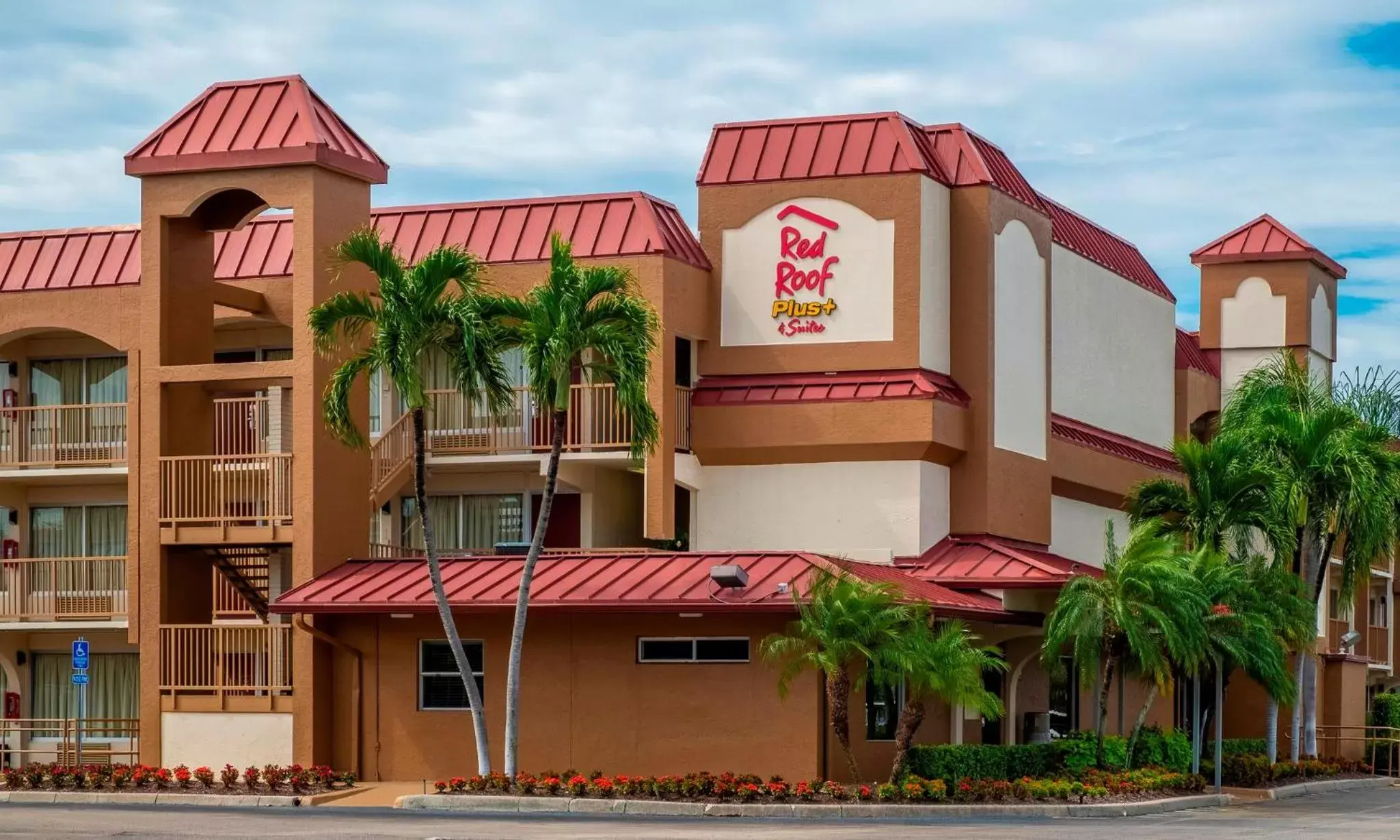 Property Building in Red Roof Inn PLUS+ & Suites Naples Downtown-5th Ave S