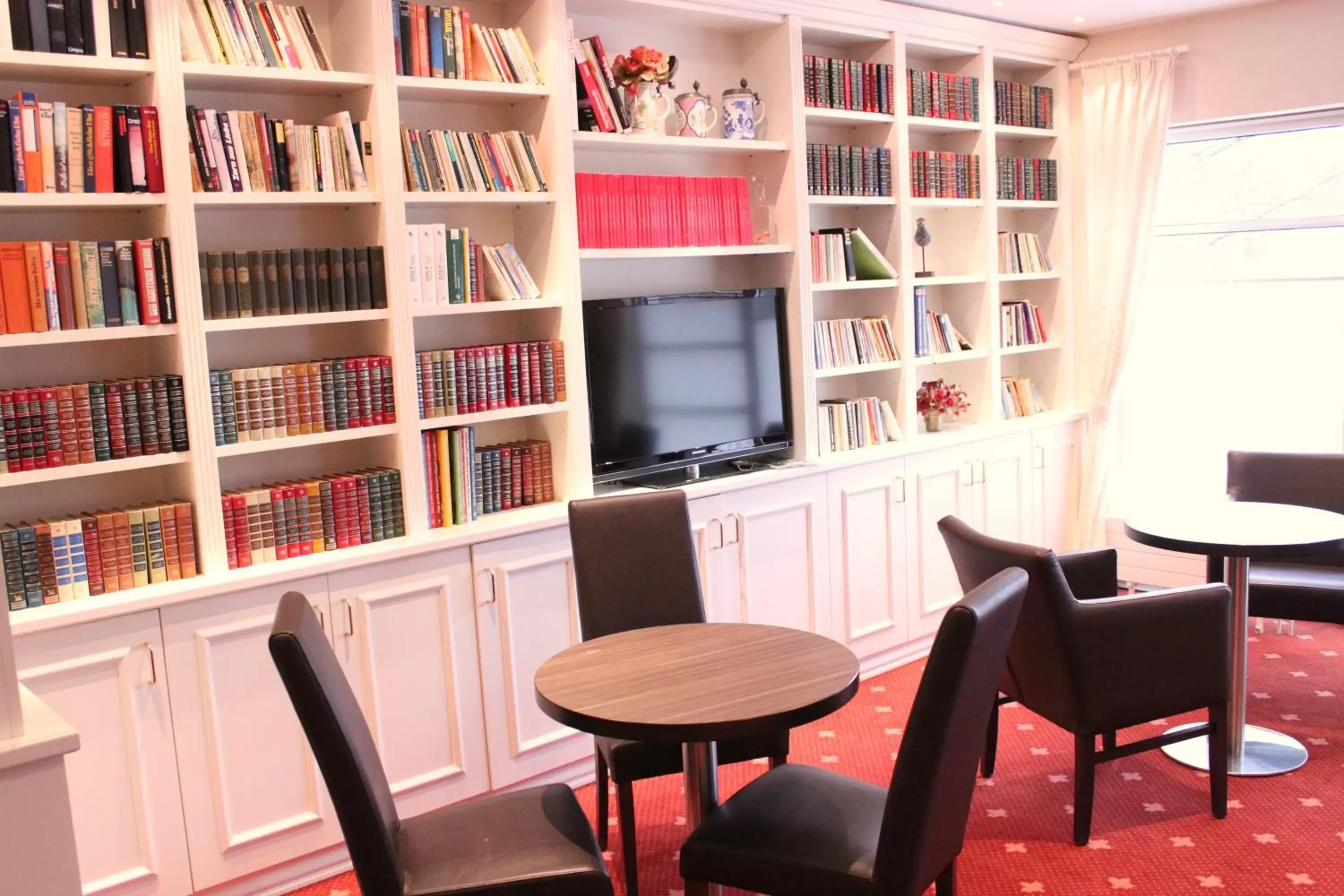 Communal lounge/ TV room, Library in Hotel Villa Gropius