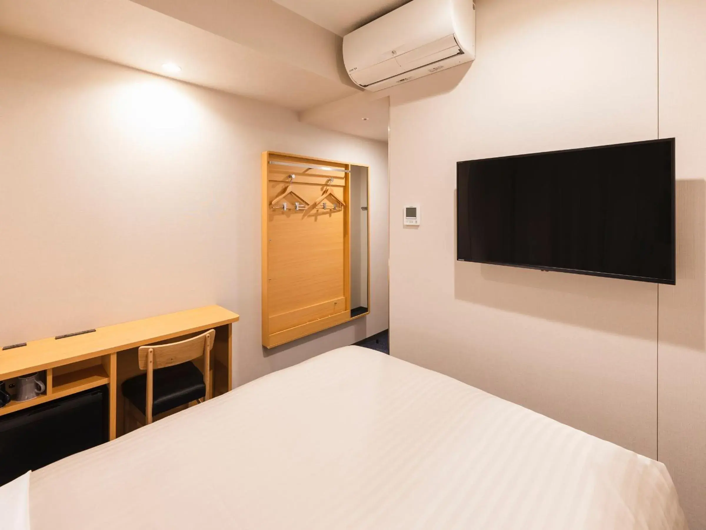 Bed, TV/Entertainment Center in Sotetsu Fresa Inn Daimon - Open from 26 January 2022