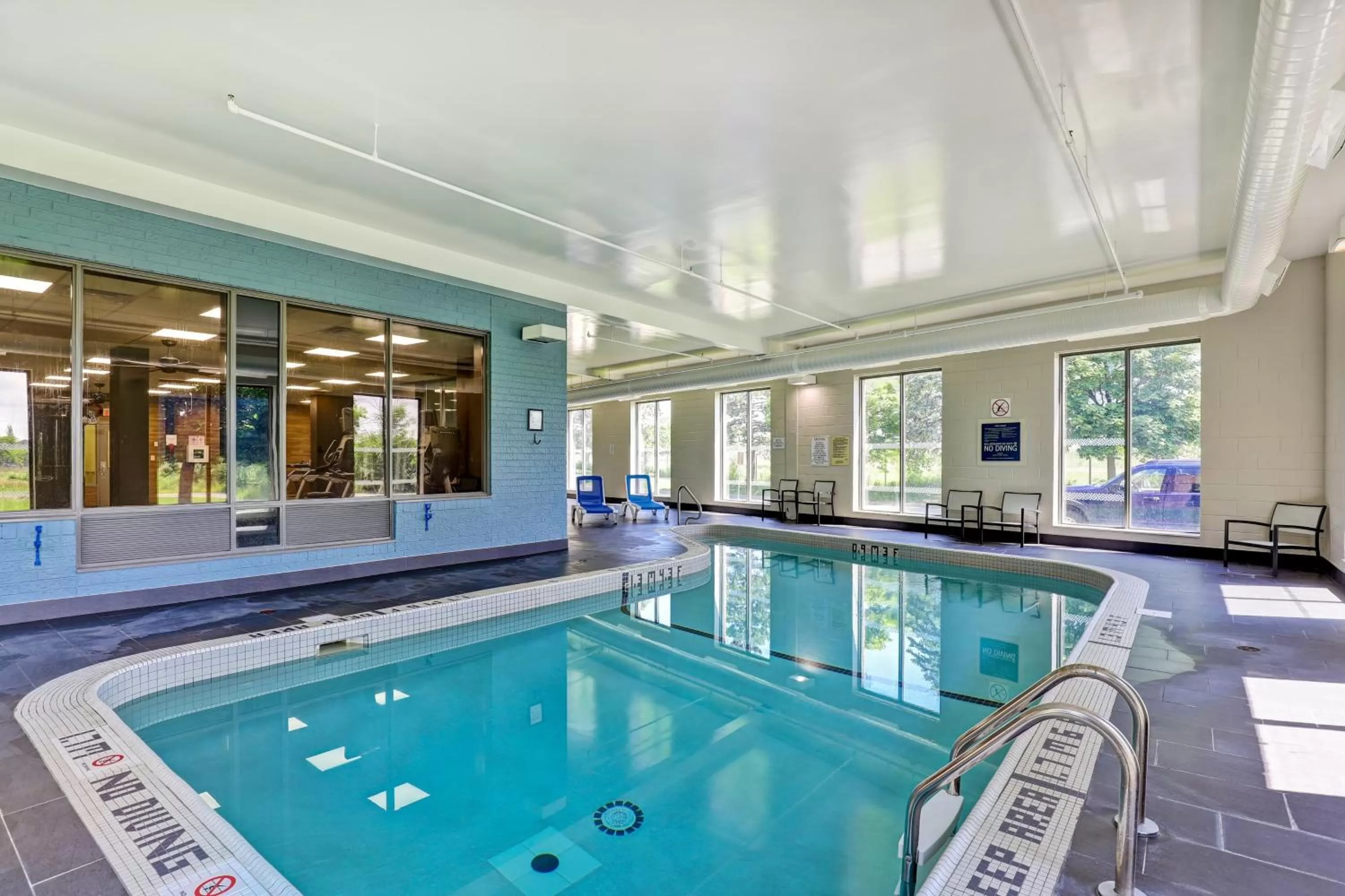 Swimming pool in Four Points by Sheraton St. Catharines Niagara Suites
