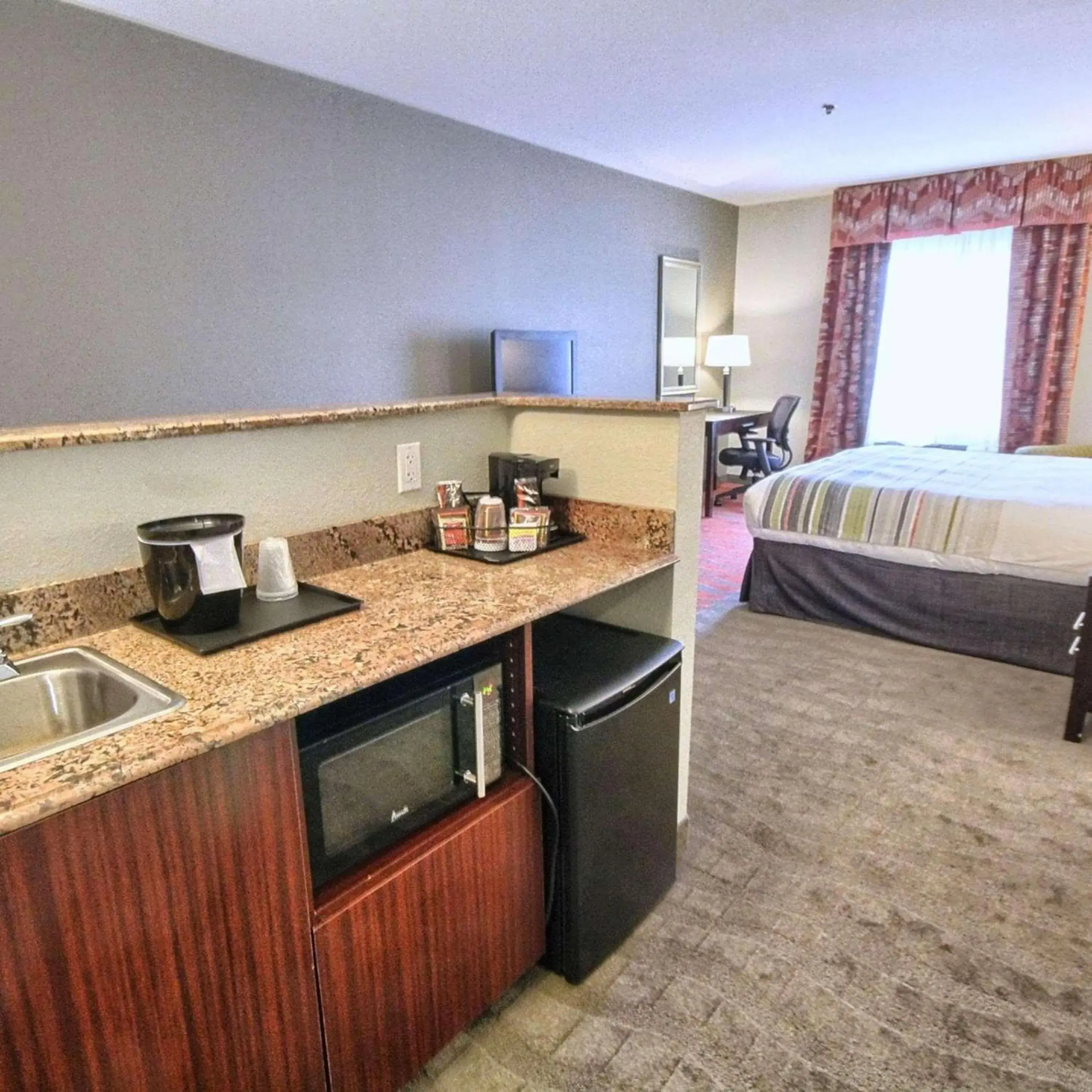 Bedroom, Kitchen/Kitchenette in Country Inn & Suites by Radisson, Dearborn, MI