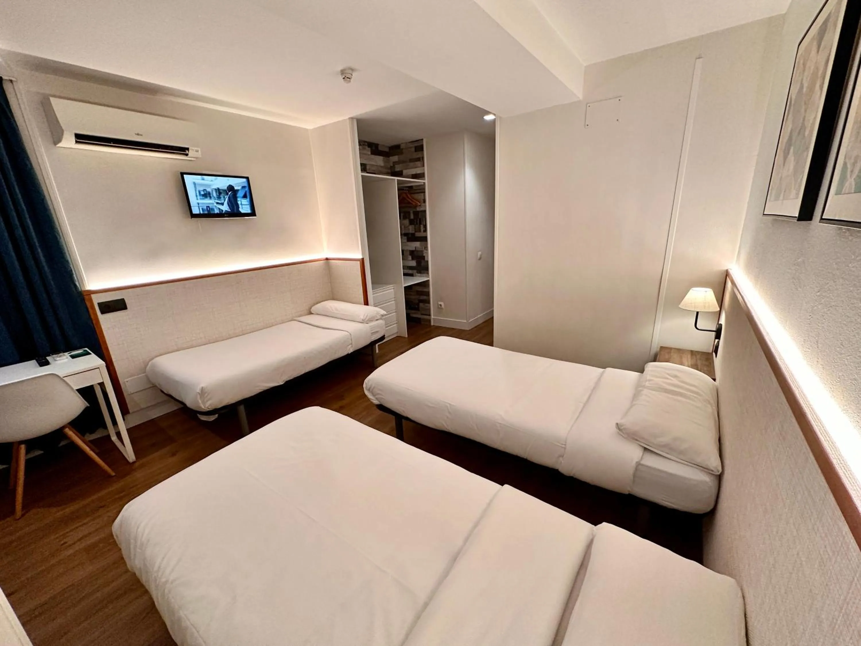 Photo of the whole room, Bed in Far Home Gran Vía