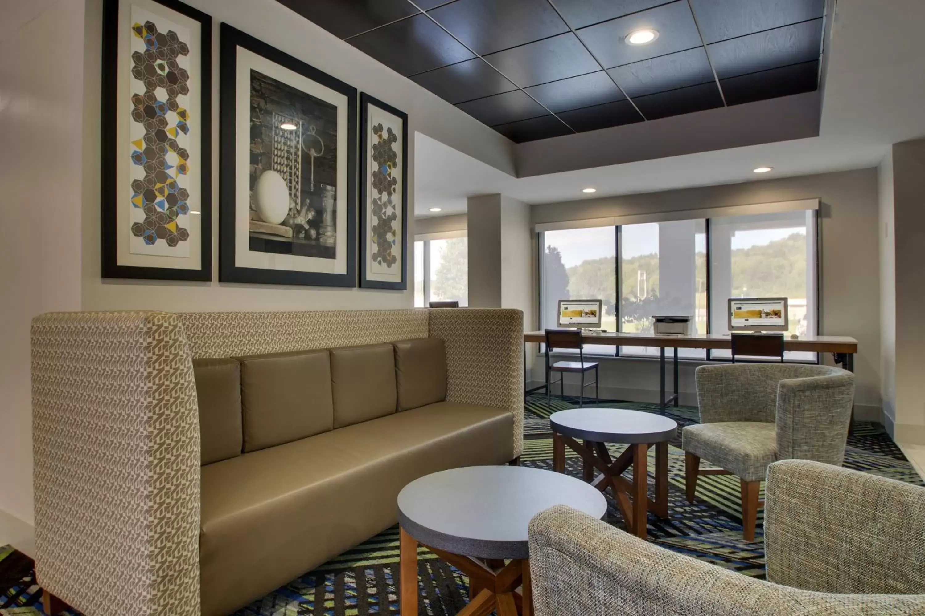 Property building, Lounge/Bar in Holiday Inn Express - Horse Cave, an IHG Hotel