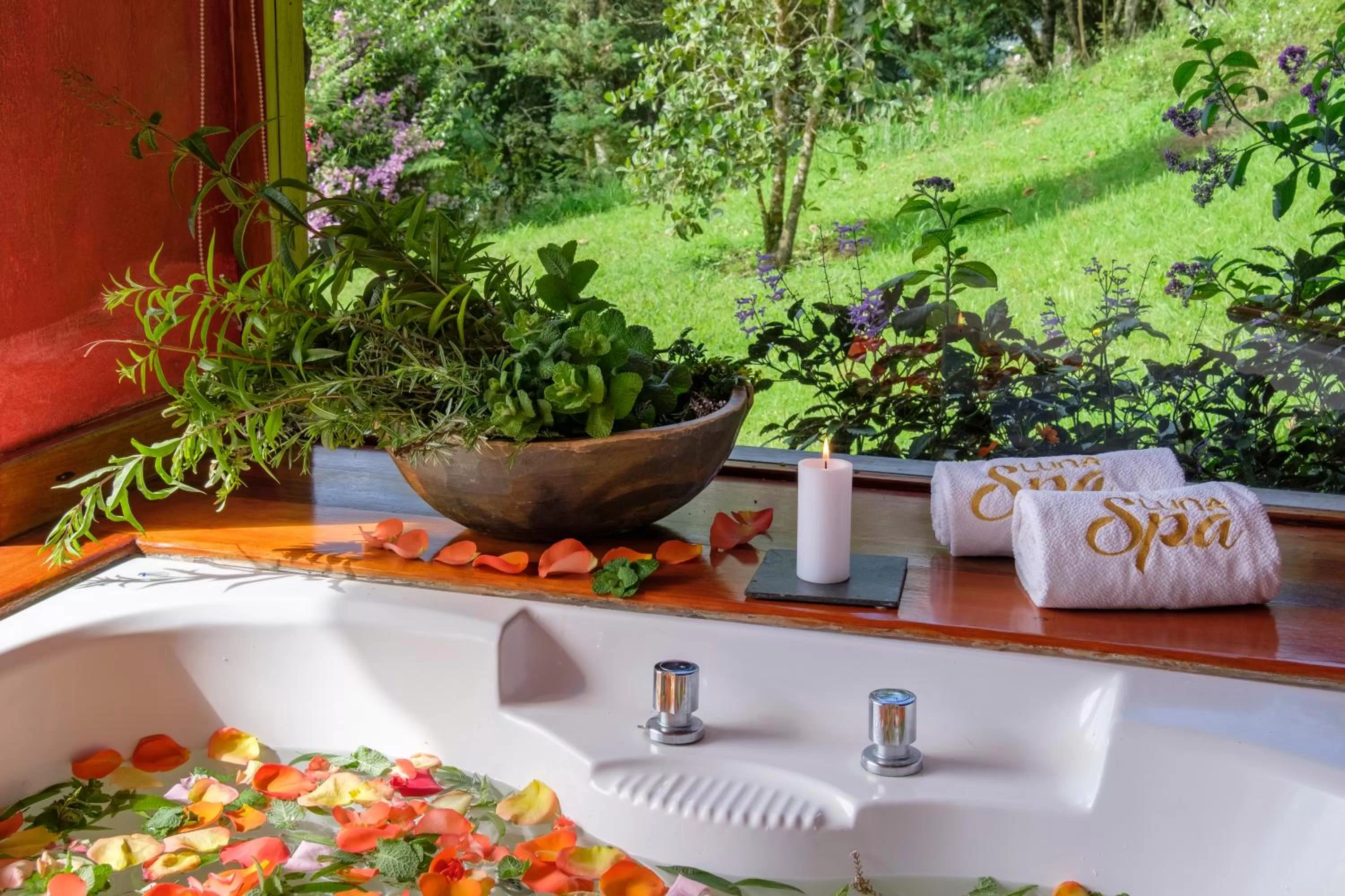 Hot Tub in Luna Volcán, Adventure SPA - formerly Luna Runtún