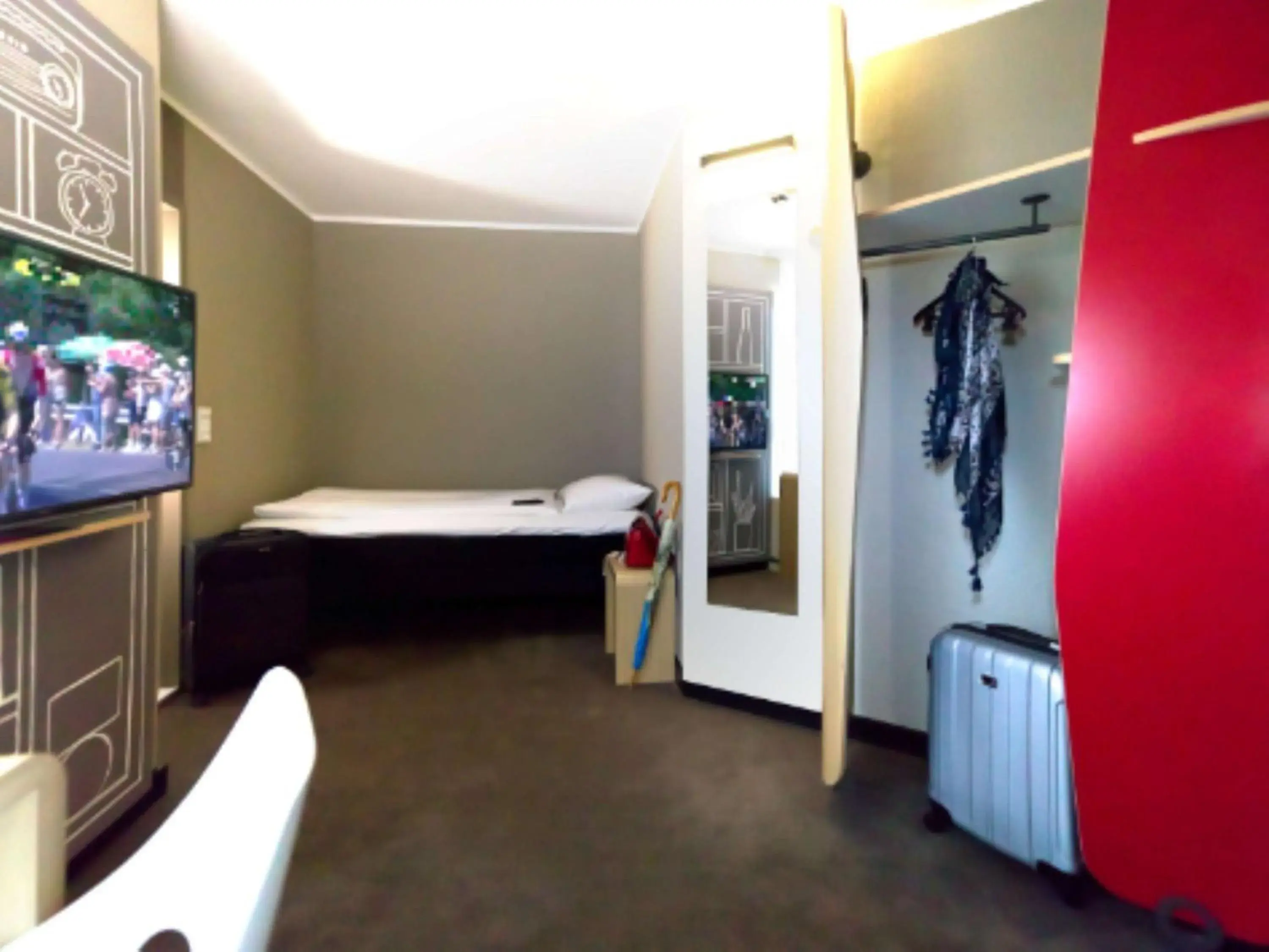 Bedroom, Bathroom in ibis Köln Centrum