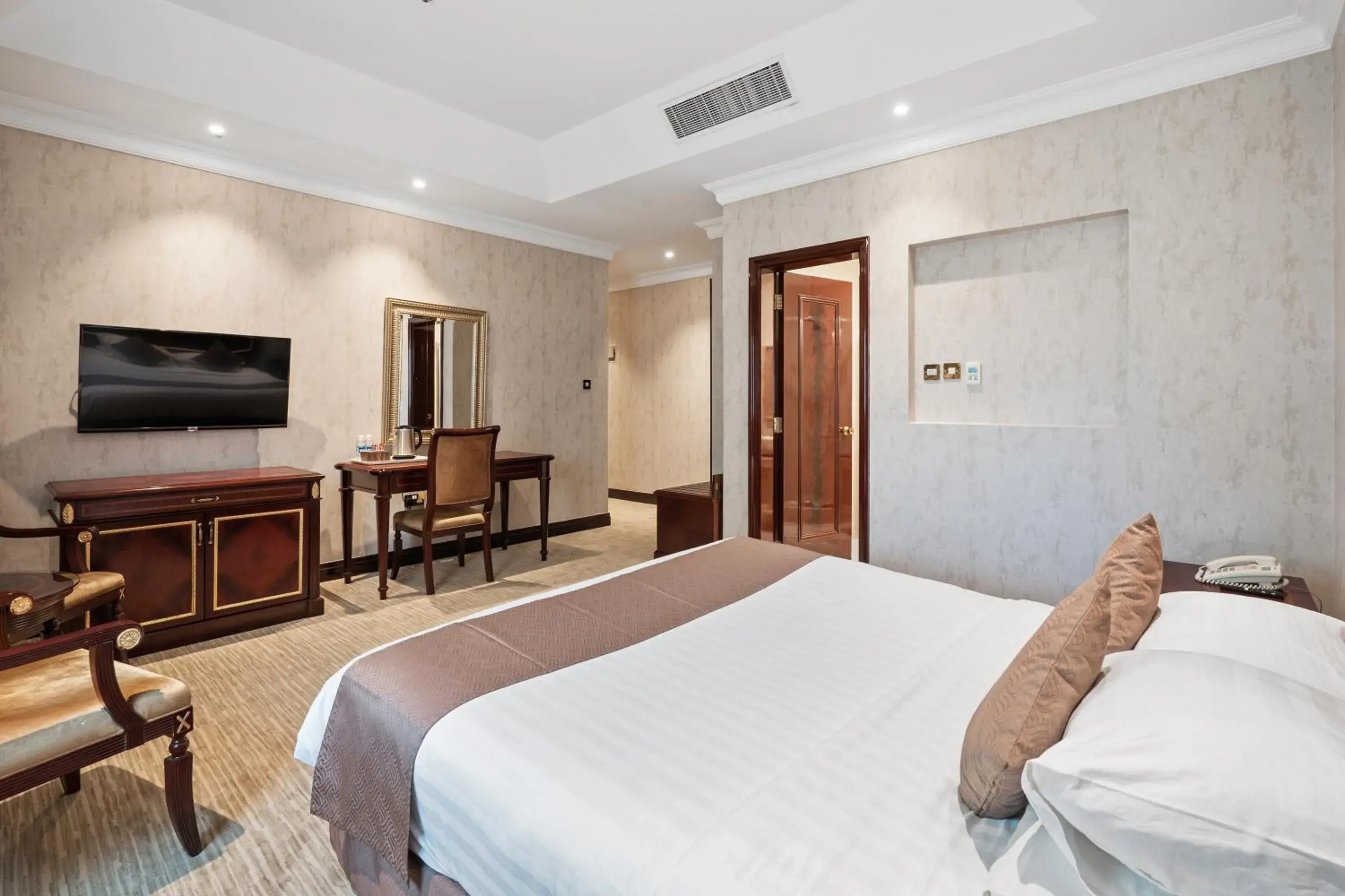 Bedroom, Bed in Chairmen Hotel