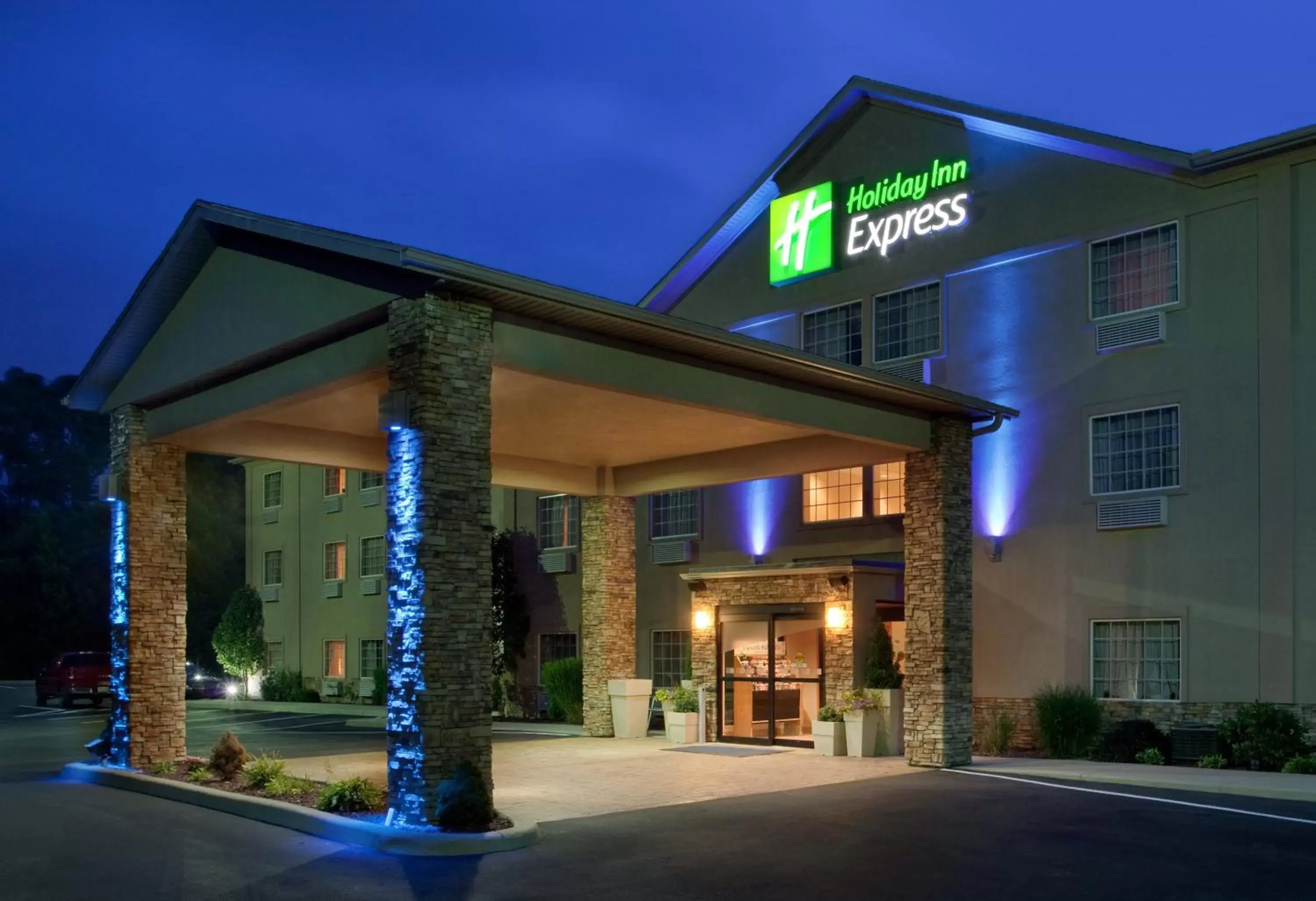 Property Building in Holiday Inn Express Mount Pleasant- Scottdale, an IHG Hotel