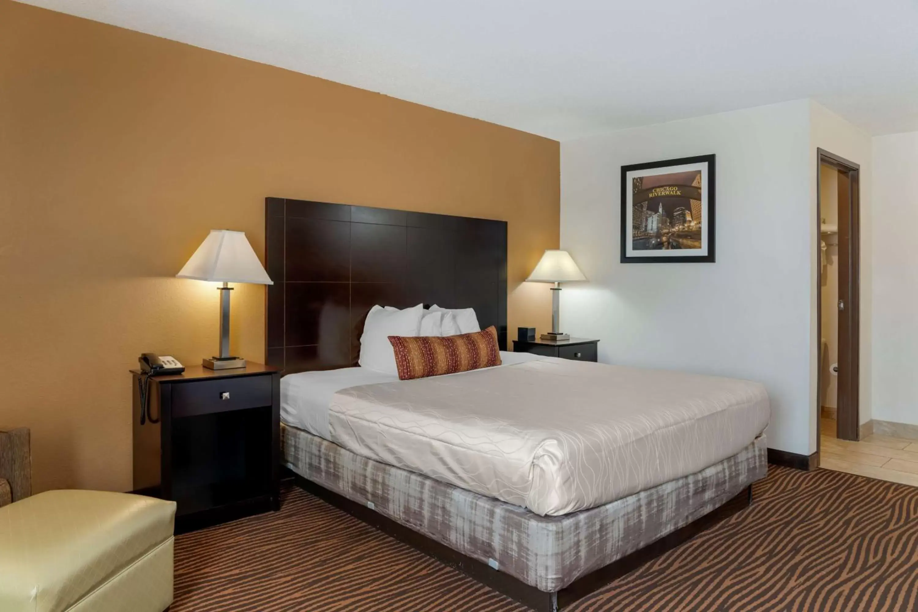 Bedroom, Bed in Best Western Des Plaines Inn
