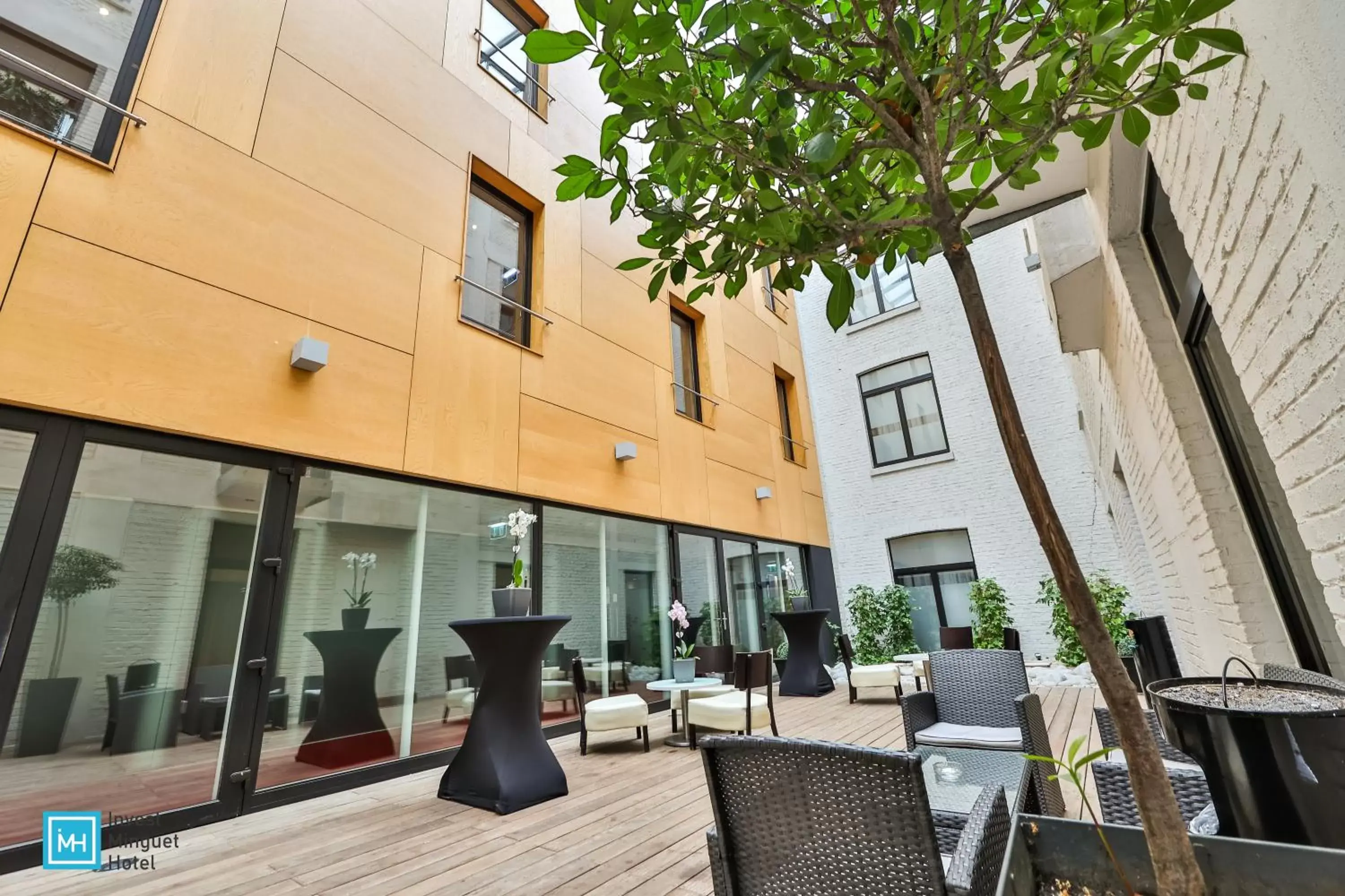 Patio in Hotel De La Couronne Liege