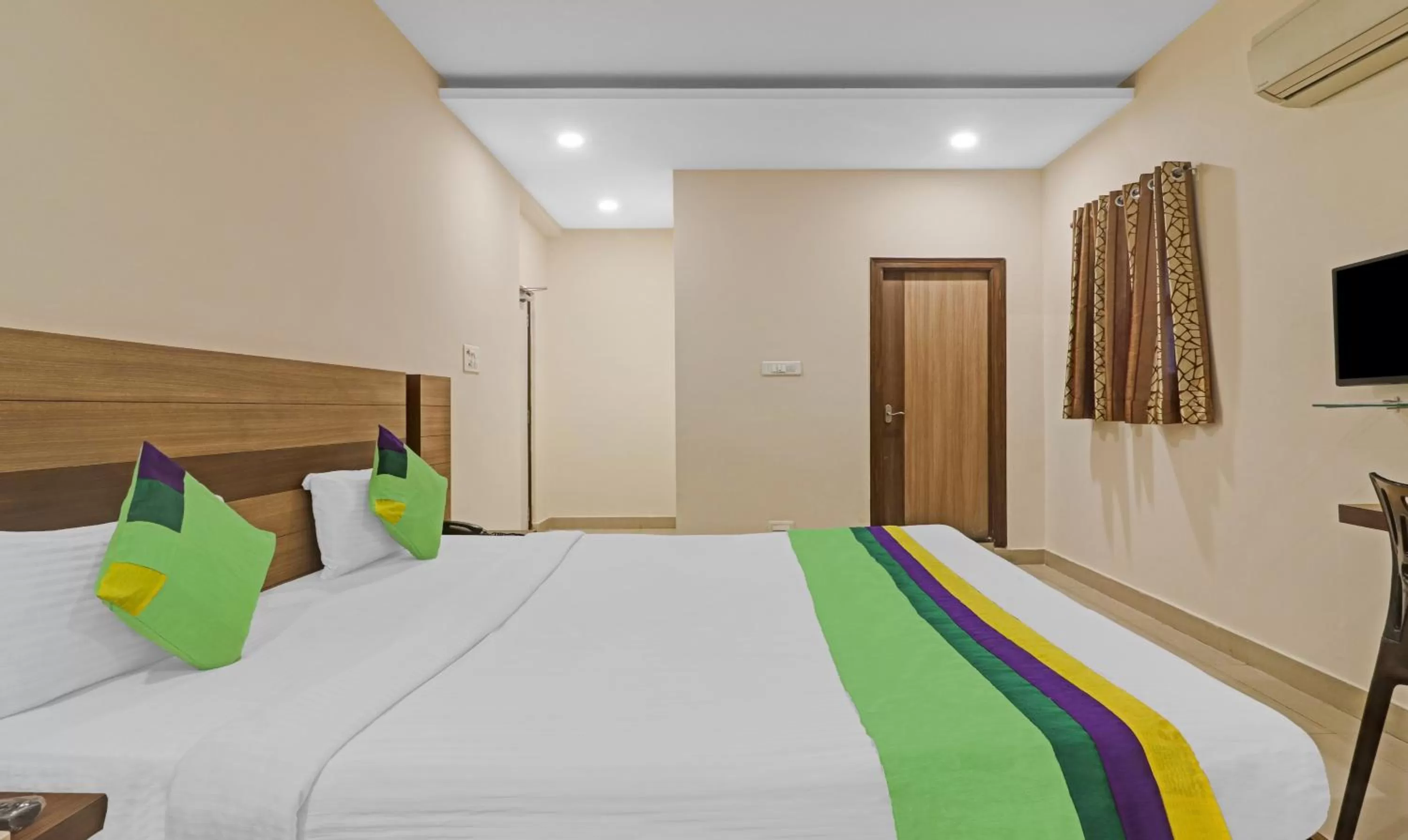 Bedroom, Bed in Treebo Pride Inn Botanica