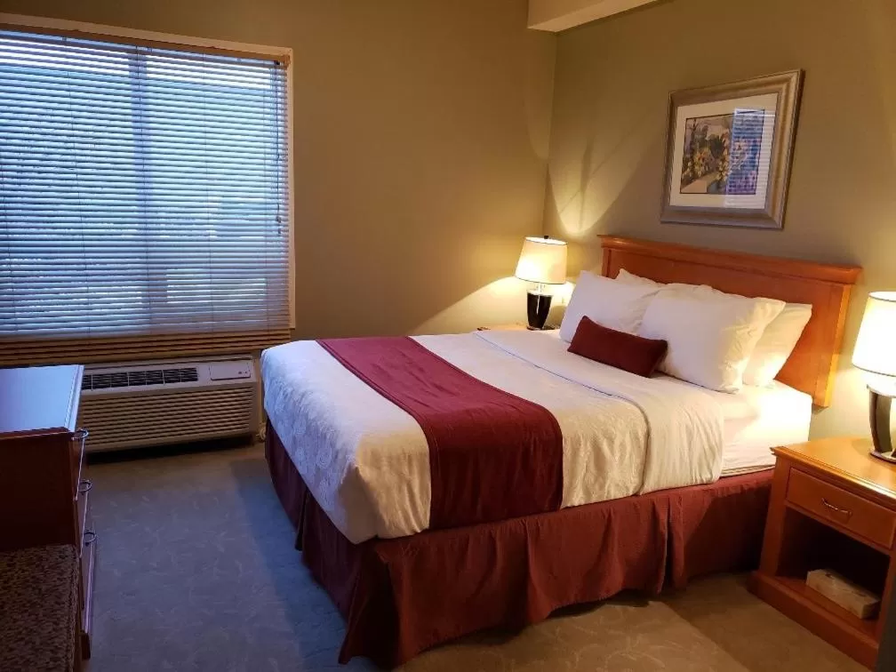 Bedroom, Bed in Travelodge by Wyndham Spruce Grove