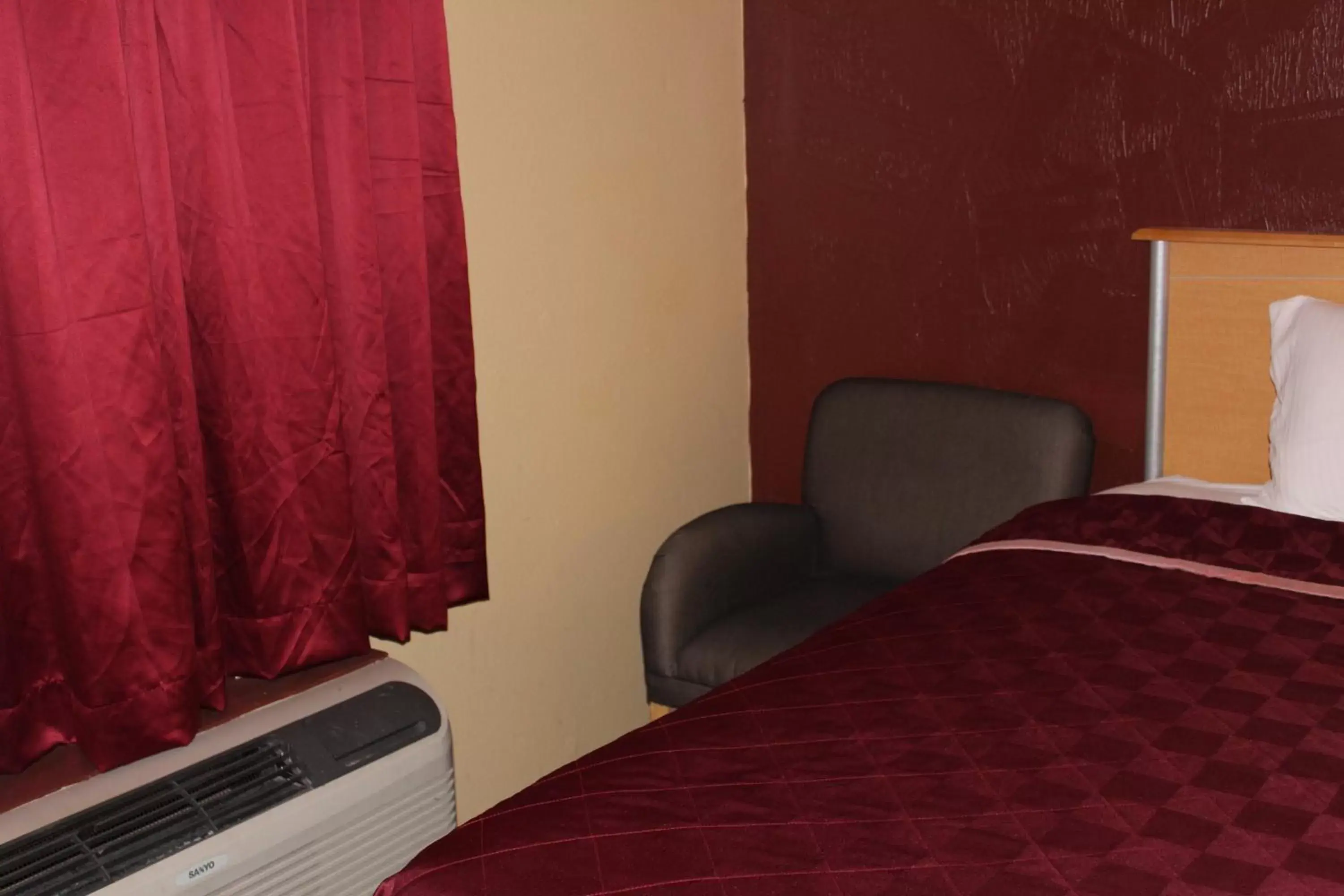 Bed in The Executive Inn & Suites Bed in The Executive Inn & Suites