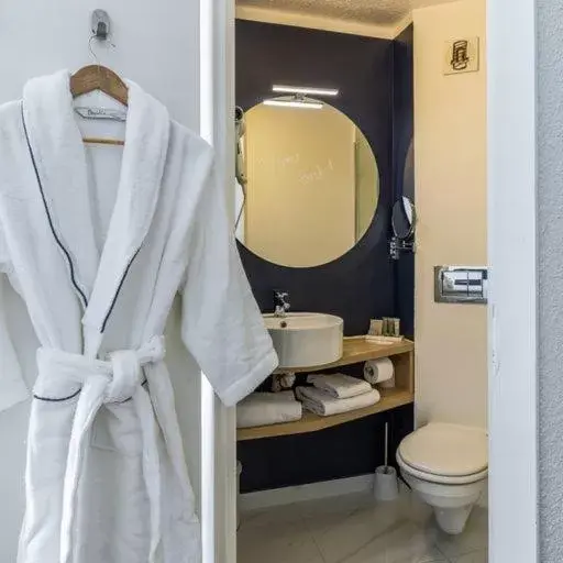 Shower, Bathroom in Brit Hotel Marseille Aéroport - A&S