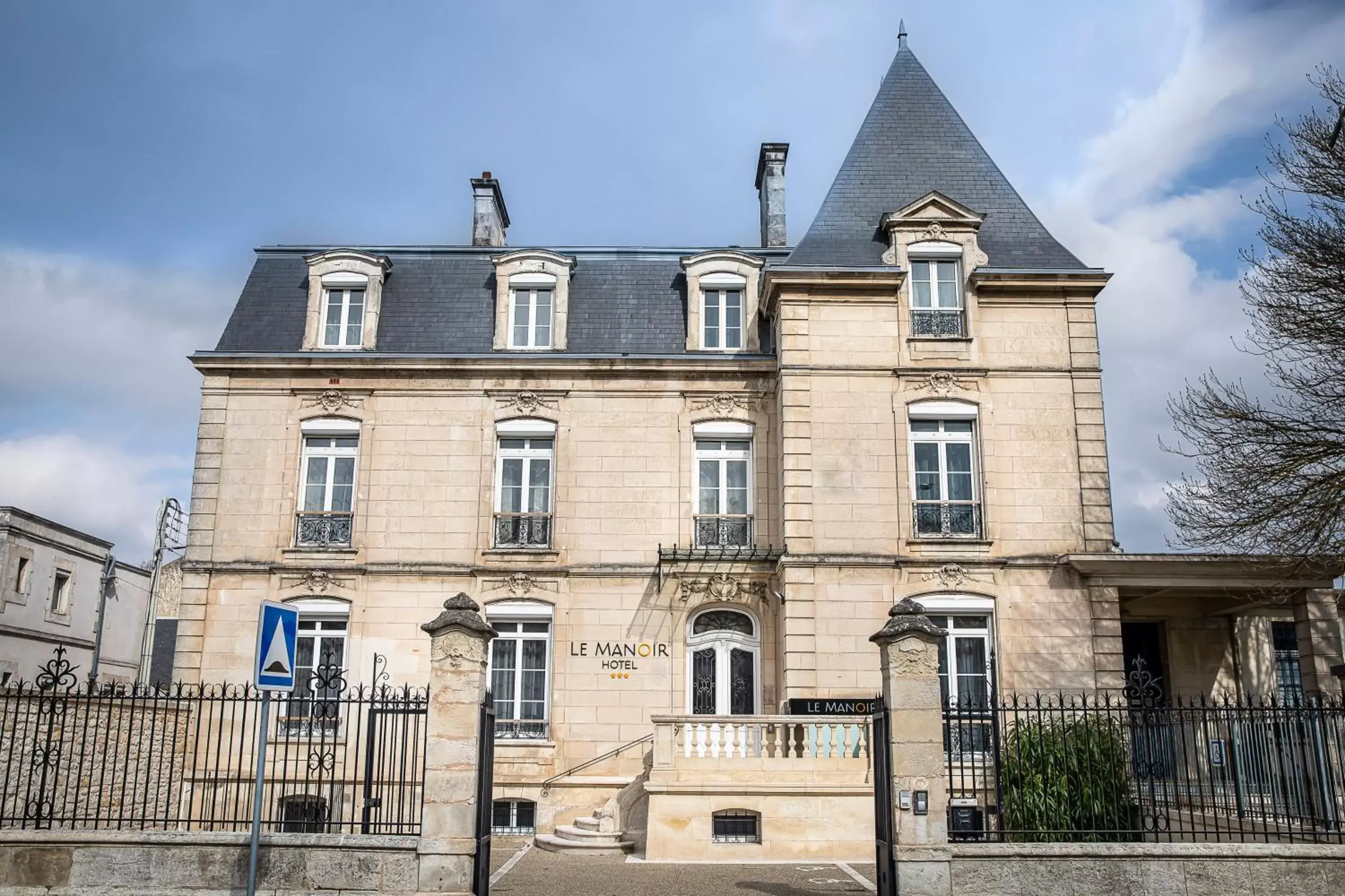 Property building in Le Manoir Hôtel