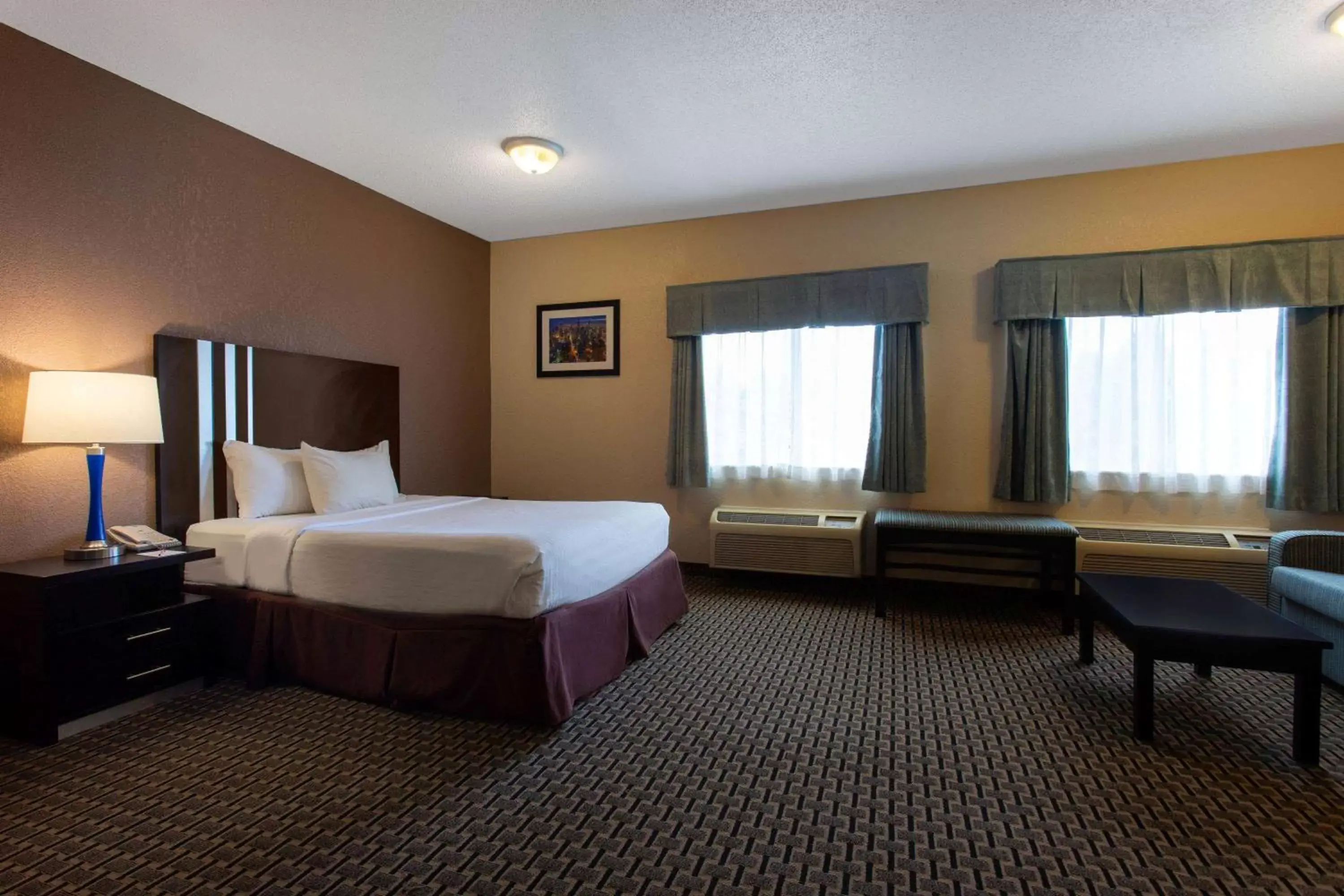 Photo of the whole room, Bed in Ramada by Wyndham Glendale Heights/Lombard