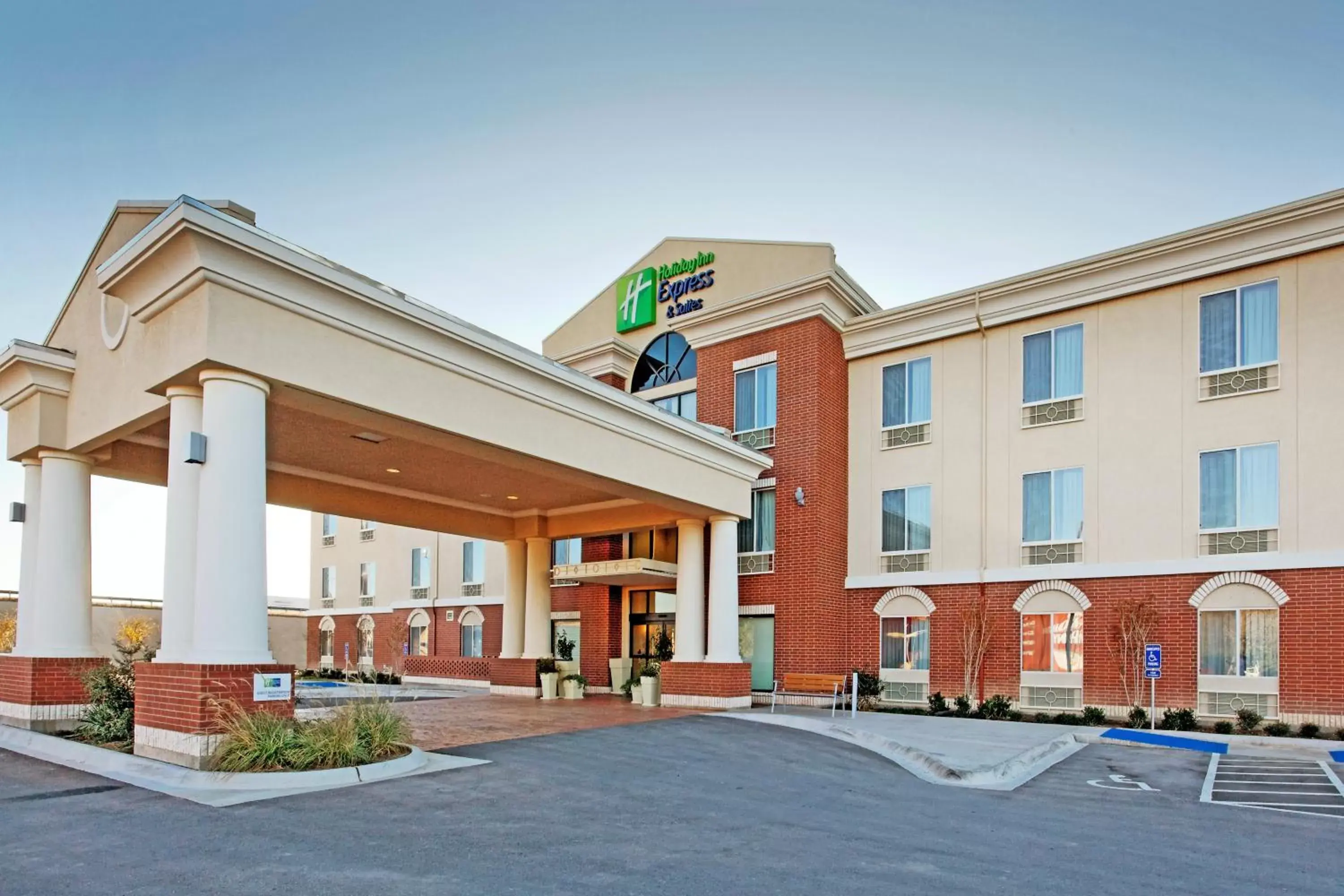Property Building in Holiday Inn Express & Suites Ozona, an IHG Hotel