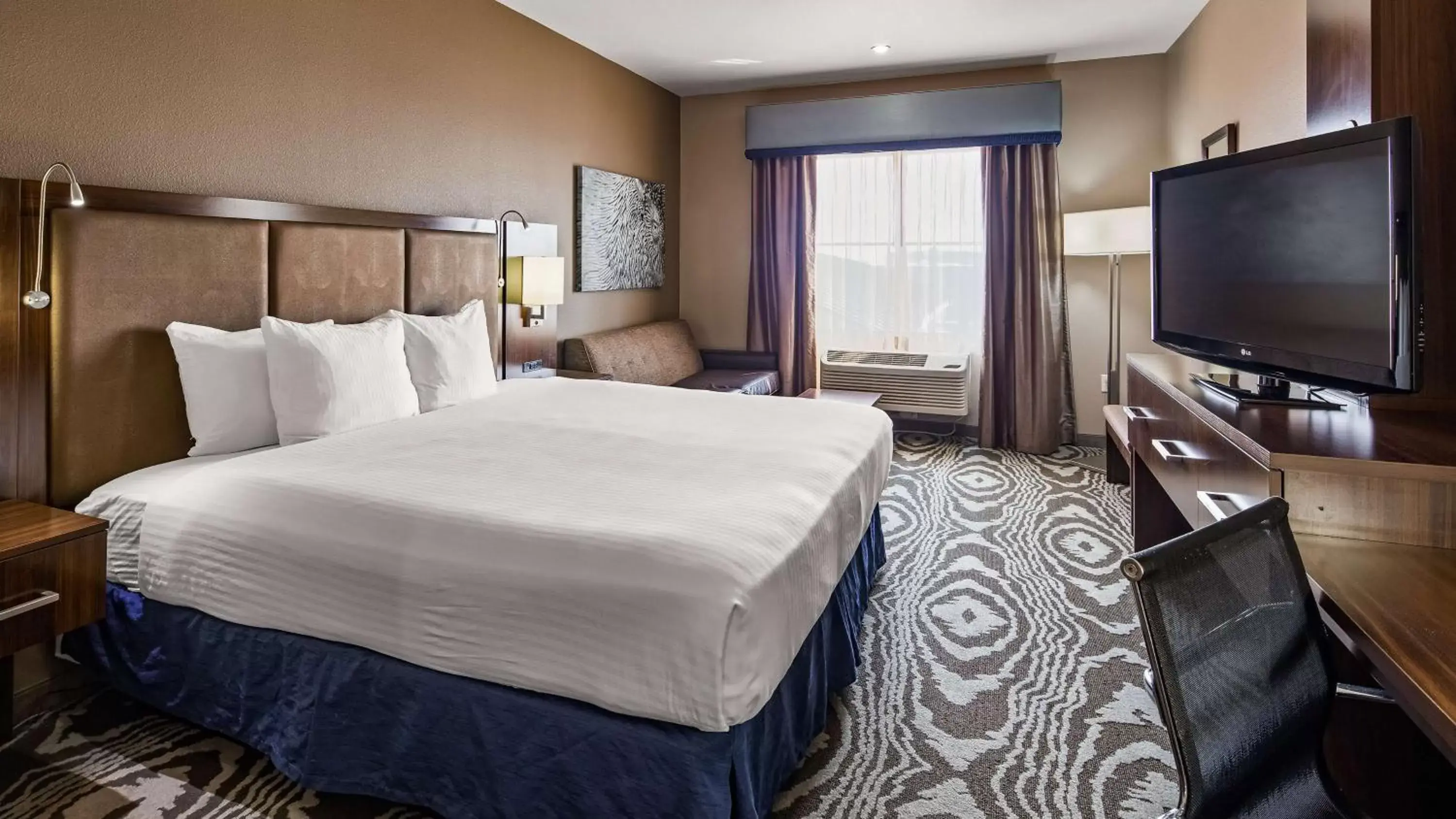 Bed in Best Western Plus Williston Hotel & Suites