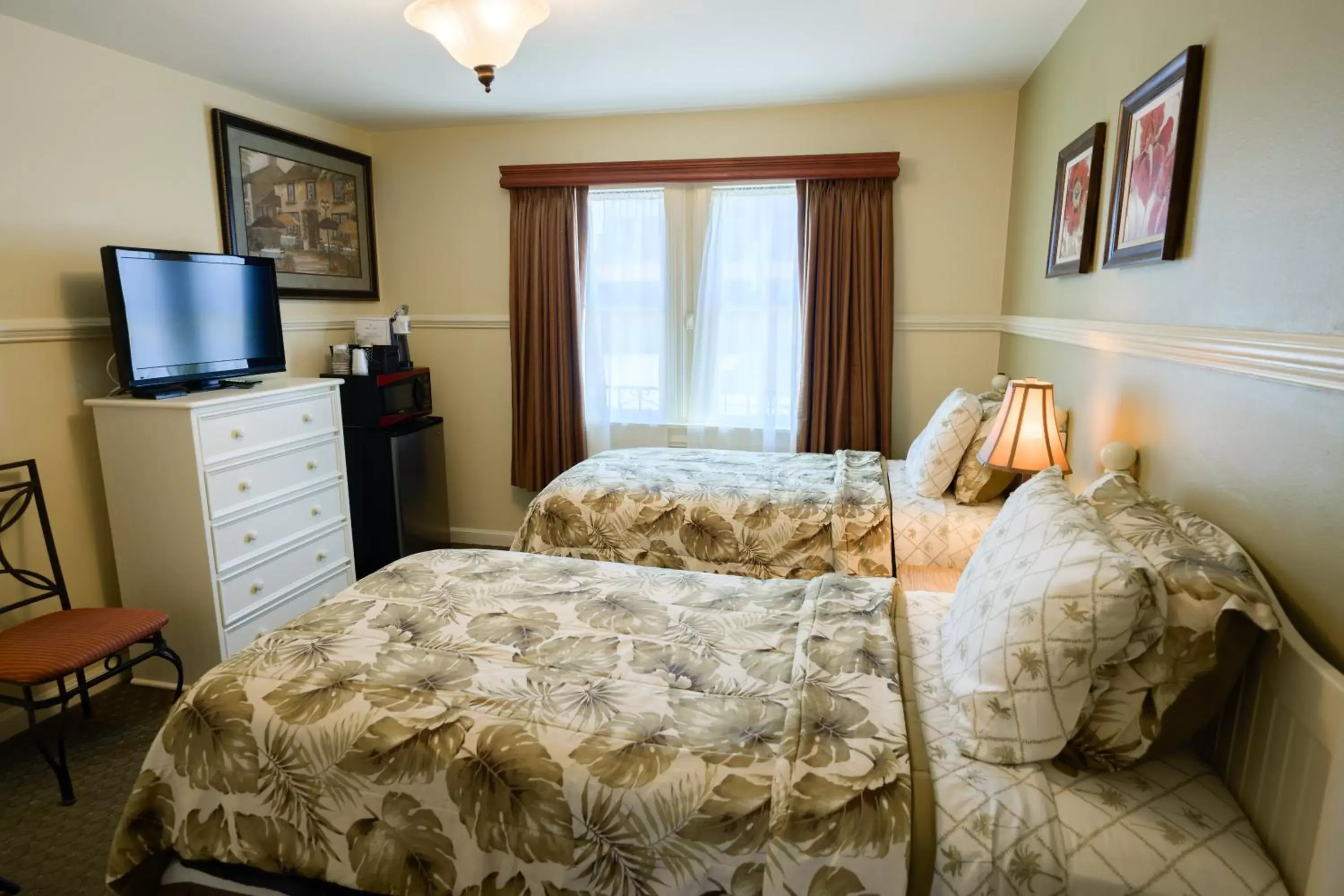 Street Facing Three Bed Family Room in Marina Motel Street Facing Three Bed Family Room in Marina Motel