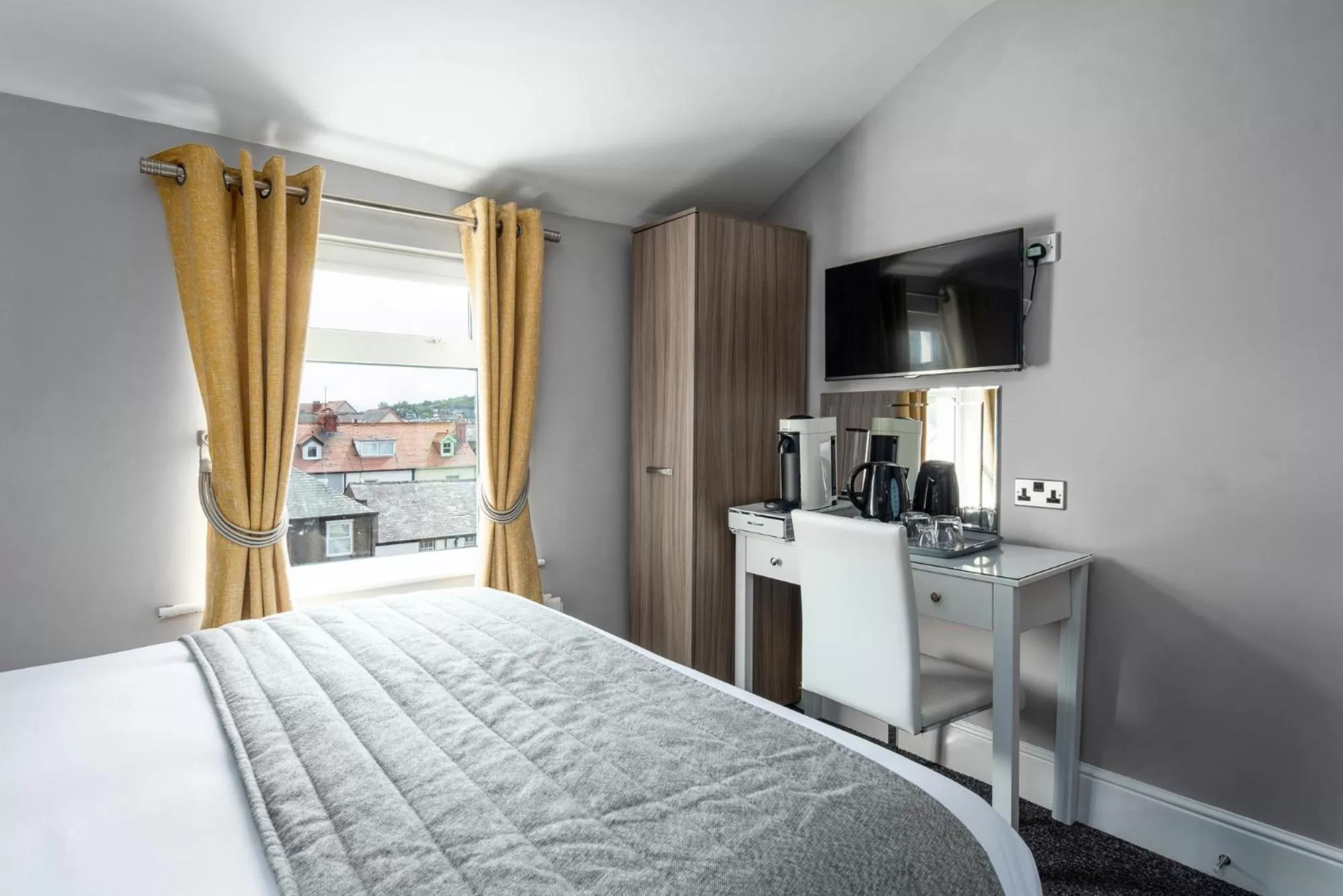 Bedroom, Bed in Pebble House