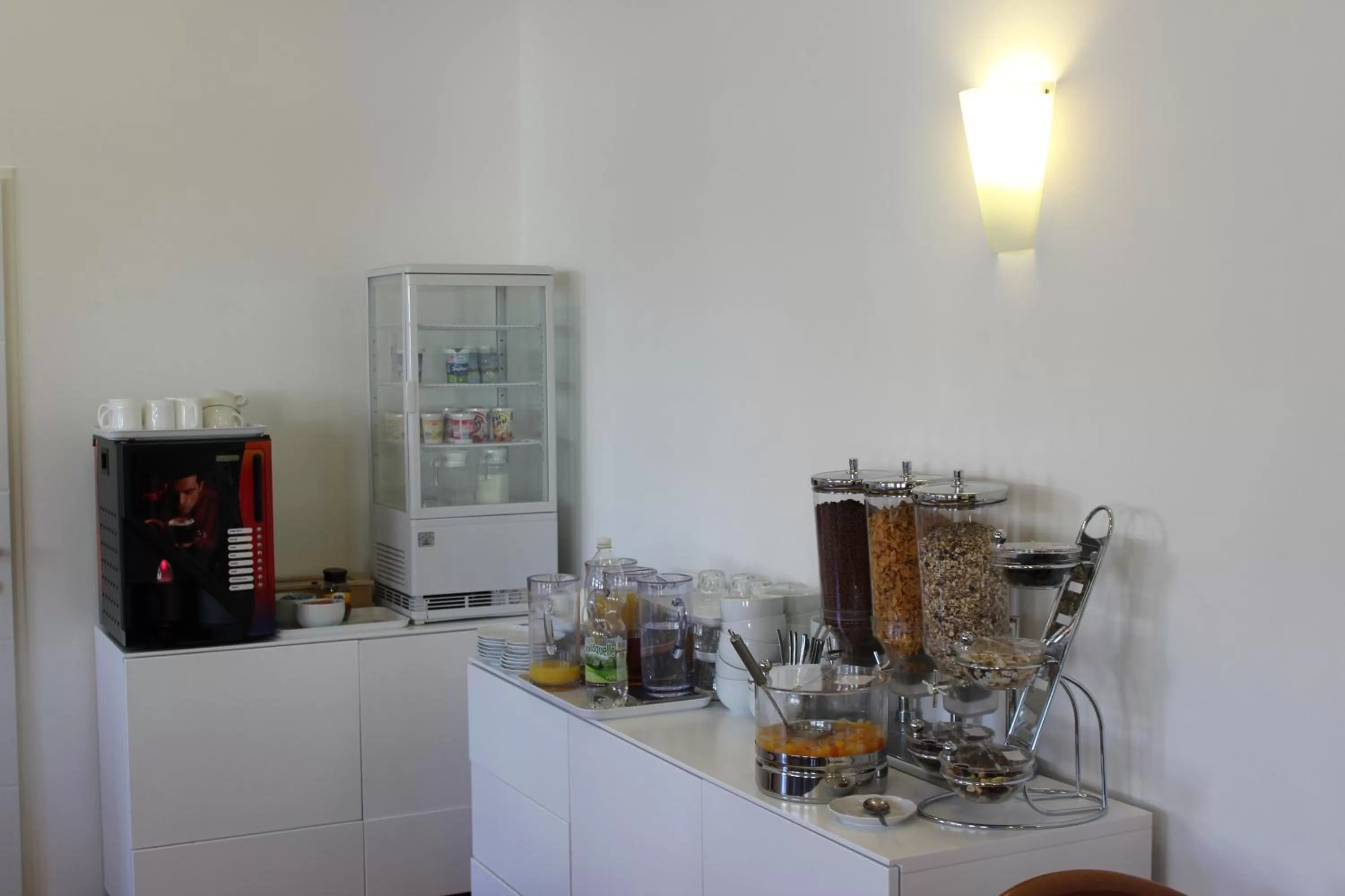 Restaurant/places to eat in Hotel Michael