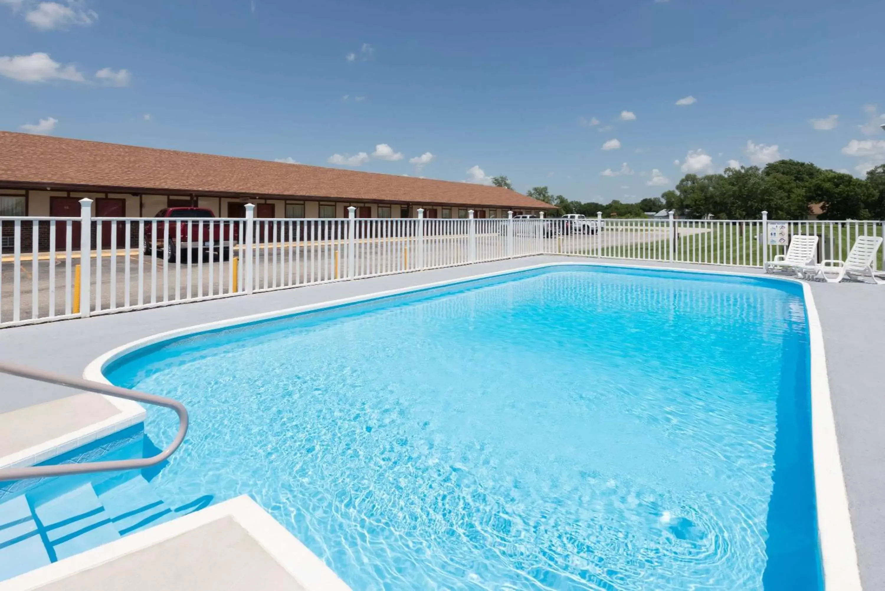 On site, Swimming Pool in Knights Inn - Chanute